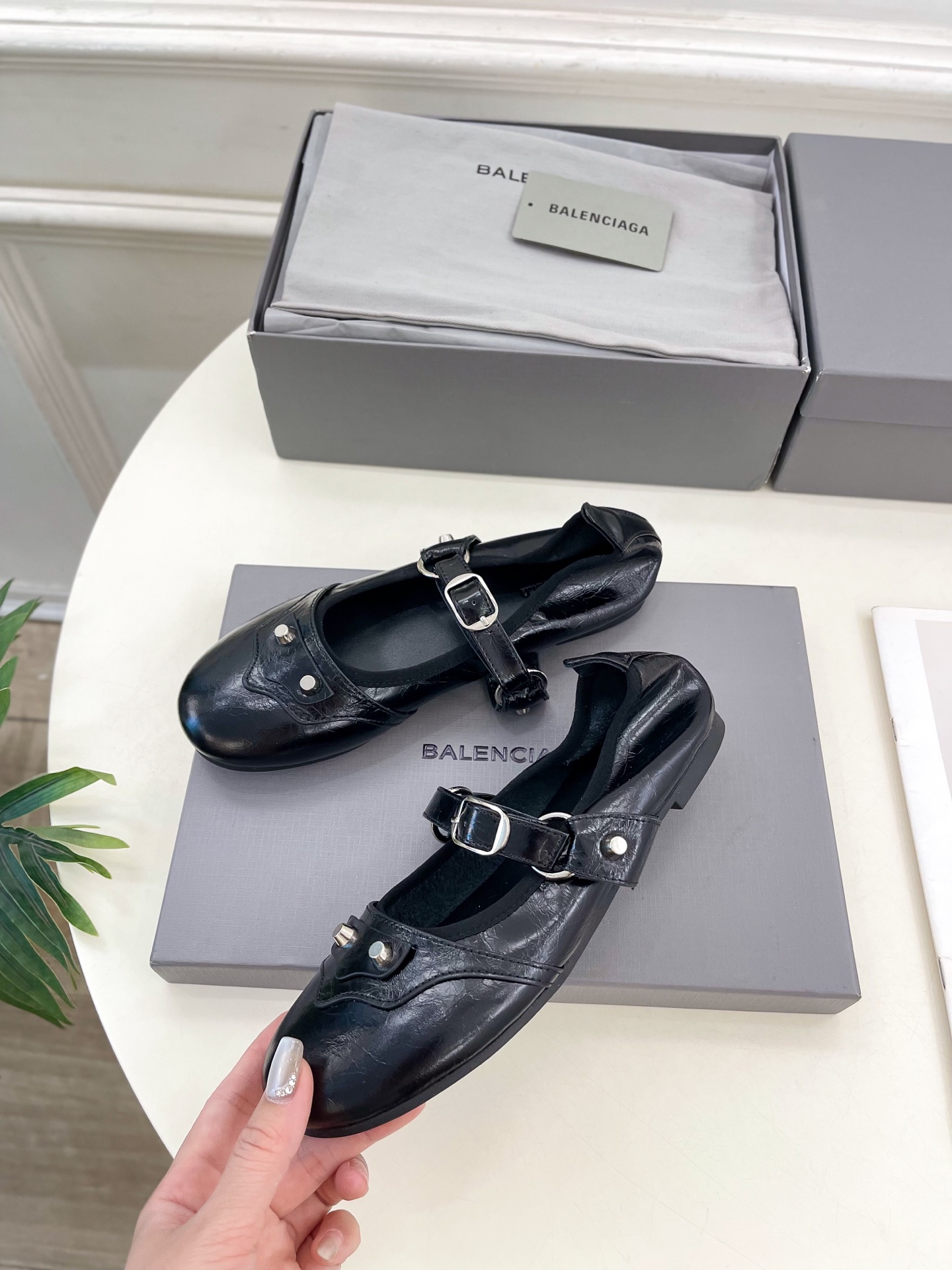 Balenciaga | 巴黎世家 25𝐬𝐬 

 ⭐️BS2025春夏新品 金属鉚钉玛丽珍平底芭蕾鞋
