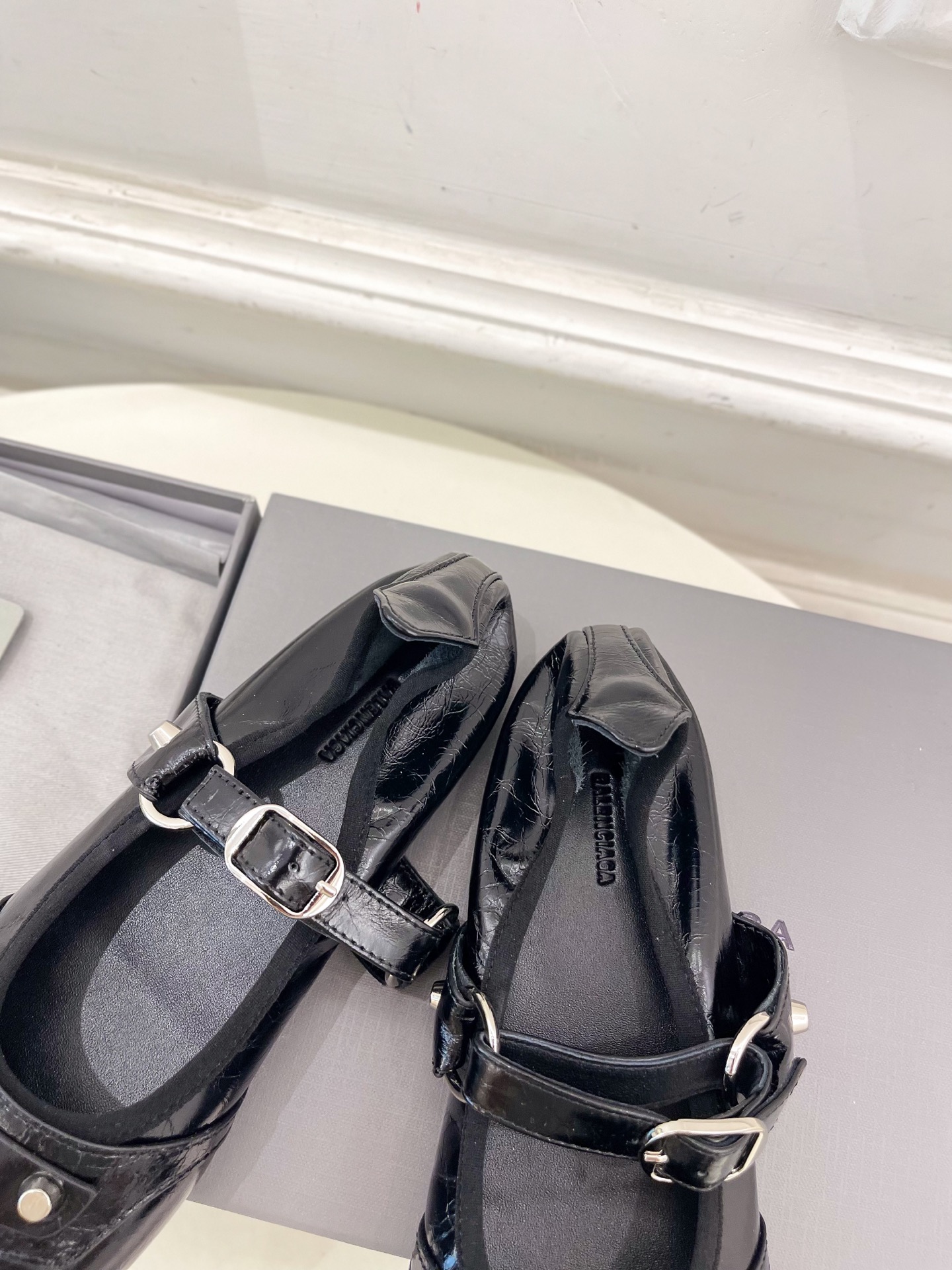 Balenciaga | 巴黎世家 25𝐬𝐬 

 ⭐️BS2025春夏新品 金属鉚钉玛丽珍平底芭蕾鞋
