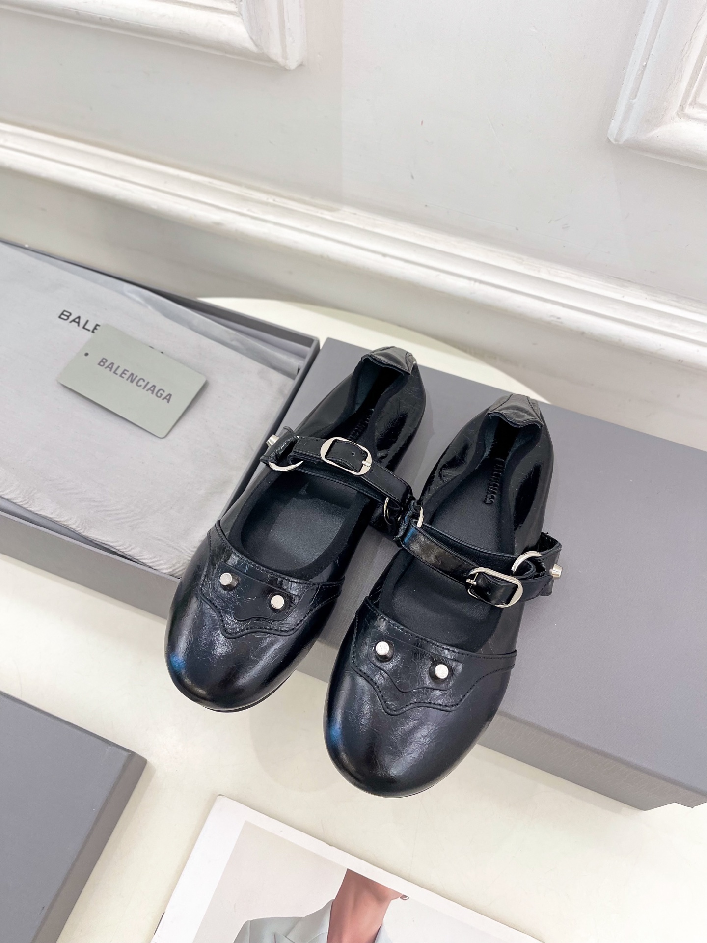 Balenciaga | 巴黎世家 25𝐬𝐬 

 ⭐️BS2025春夏新品 金属鉚钉玛丽珍平底芭蕾鞋
