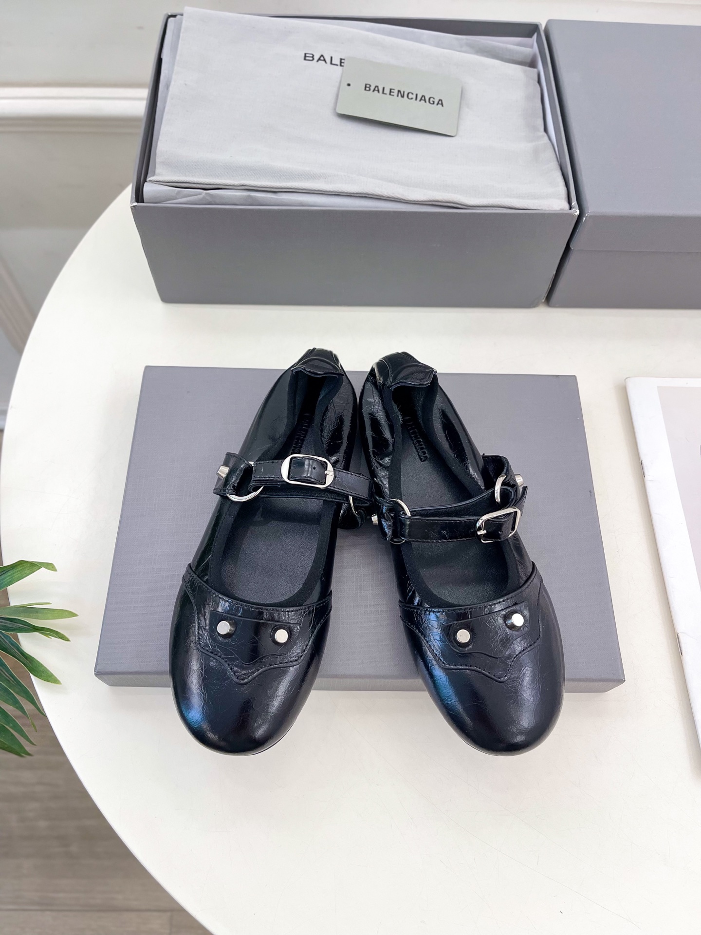 Balenciaga | 巴黎世家 25𝐬𝐬 

 ⭐️BS2025春夏新品 金属鉚钉玛丽珍平底芭蕾鞋
