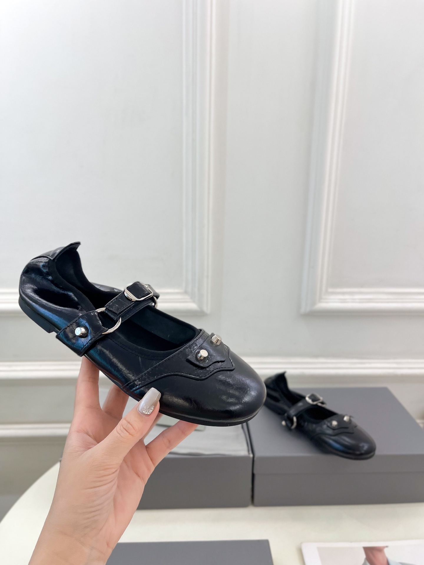 Balenciaga | 巴黎世家 25𝐬𝐬 

 ⭐️BS2025春夏新品 金属鉚钉玛丽珍平底芭蕾鞋
