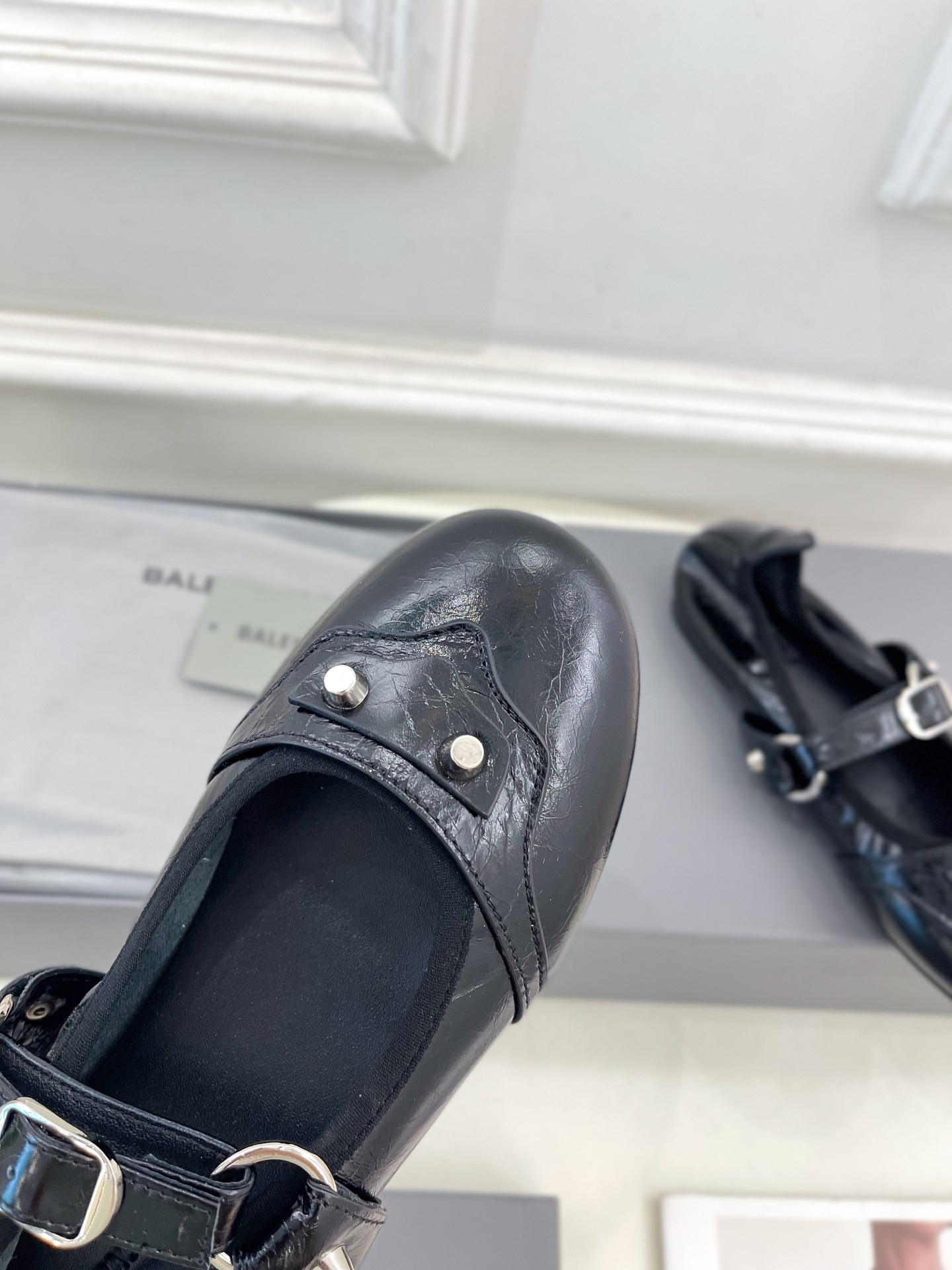 Balenciaga | 巴黎世家 25𝐬𝐬 

 ⭐️BS2025春夏新品 金属鉚钉玛丽珍平底芭蕾鞋
