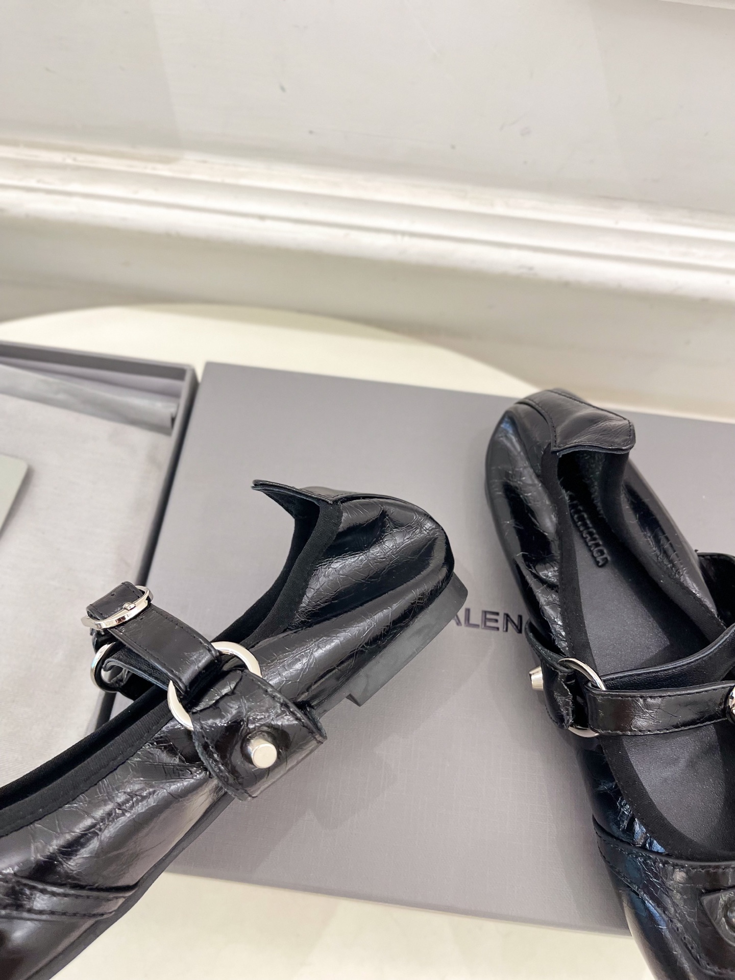 Balenciaga | 巴黎世家 25𝐬𝐬 

 ⭐️BS2025春夏新品 金属鉚钉玛丽珍平底芭蕾鞋
