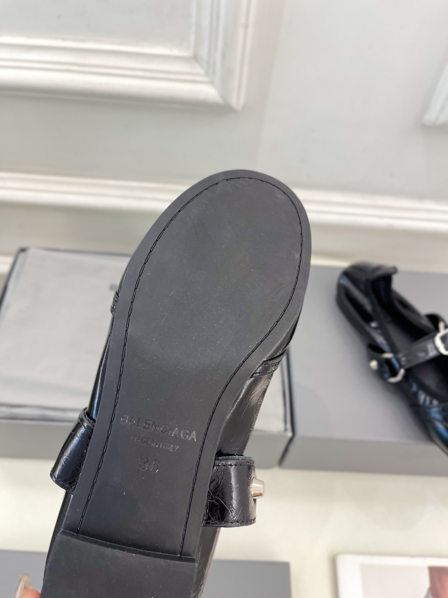 Balenciaga | 巴黎世家 25𝐬𝐬 

 ⭐️BS2025春夏新品 金属鉚钉玛丽珍平底芭蕾鞋
