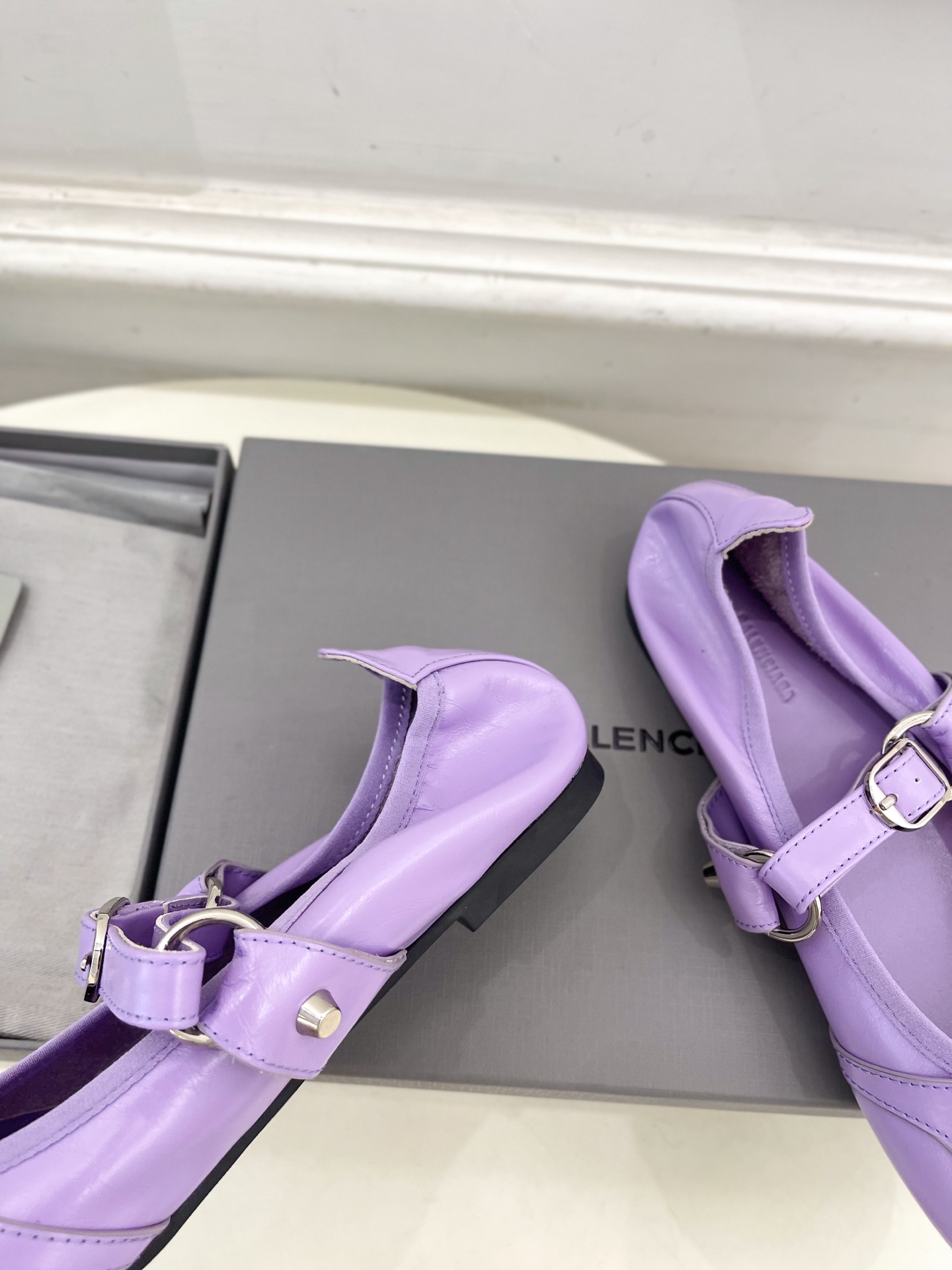 Balenciaga | 巴黎世家 25𝐬𝐬 

 ⭐️BS2025春夏新品 金属鉚钉玛丽珍平底芭蕾鞋
