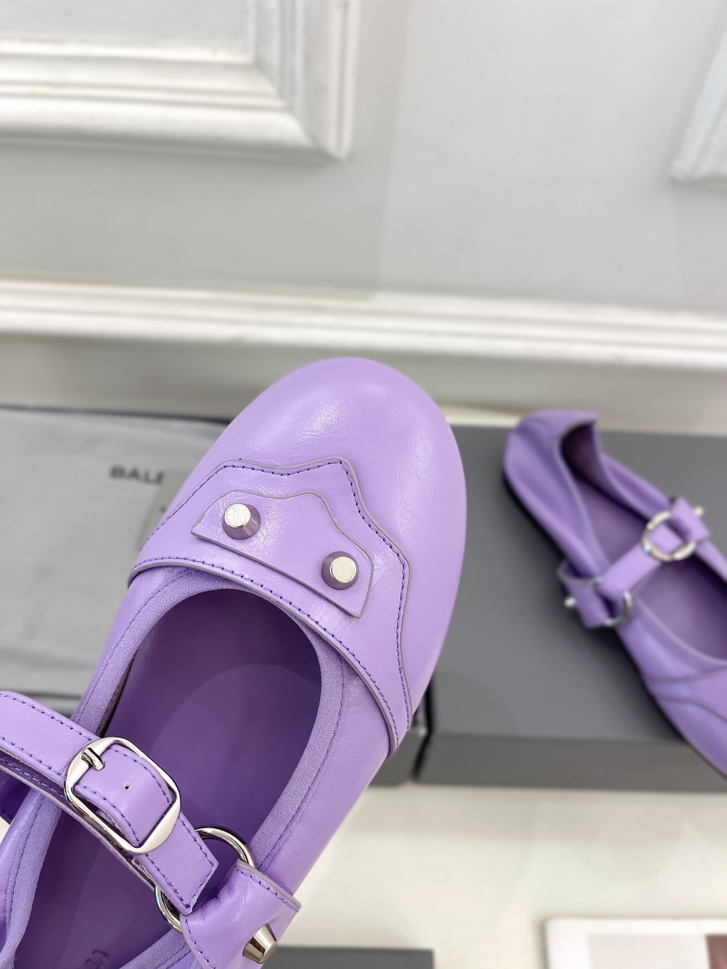 Balenciaga | 巴黎世家 25𝐬𝐬 

 ⭐️BS2025春夏新品 金属鉚钉玛丽珍平底芭蕾鞋
