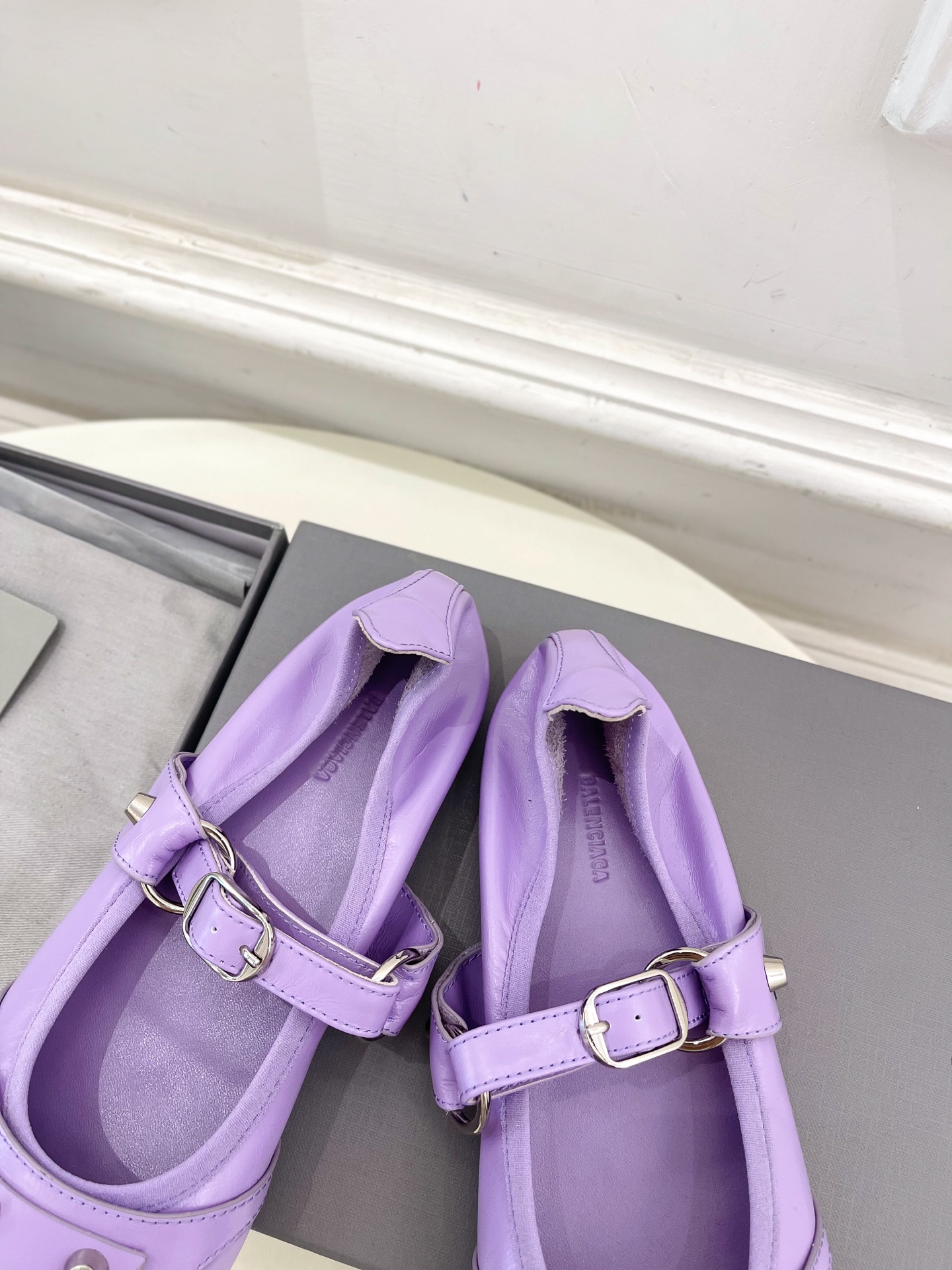 Balenciaga | 巴黎世家 25𝐬𝐬 

 ⭐️BS2025春夏新品 金属鉚钉玛丽珍平底芭蕾鞋

