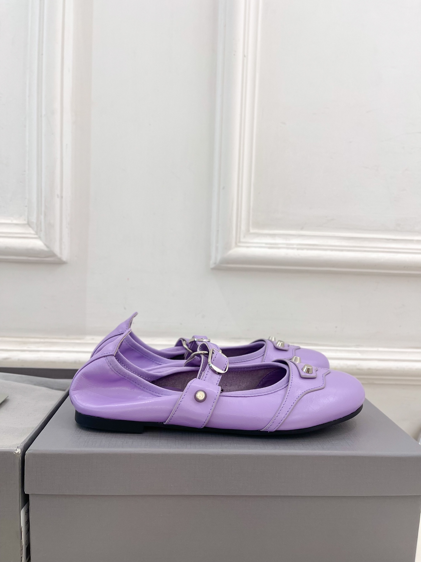 Balenciaga | 巴黎世家 25𝐬𝐬 

 ⭐️BS2025春夏新品 金属鉚钉玛丽珍平底芭蕾鞋
