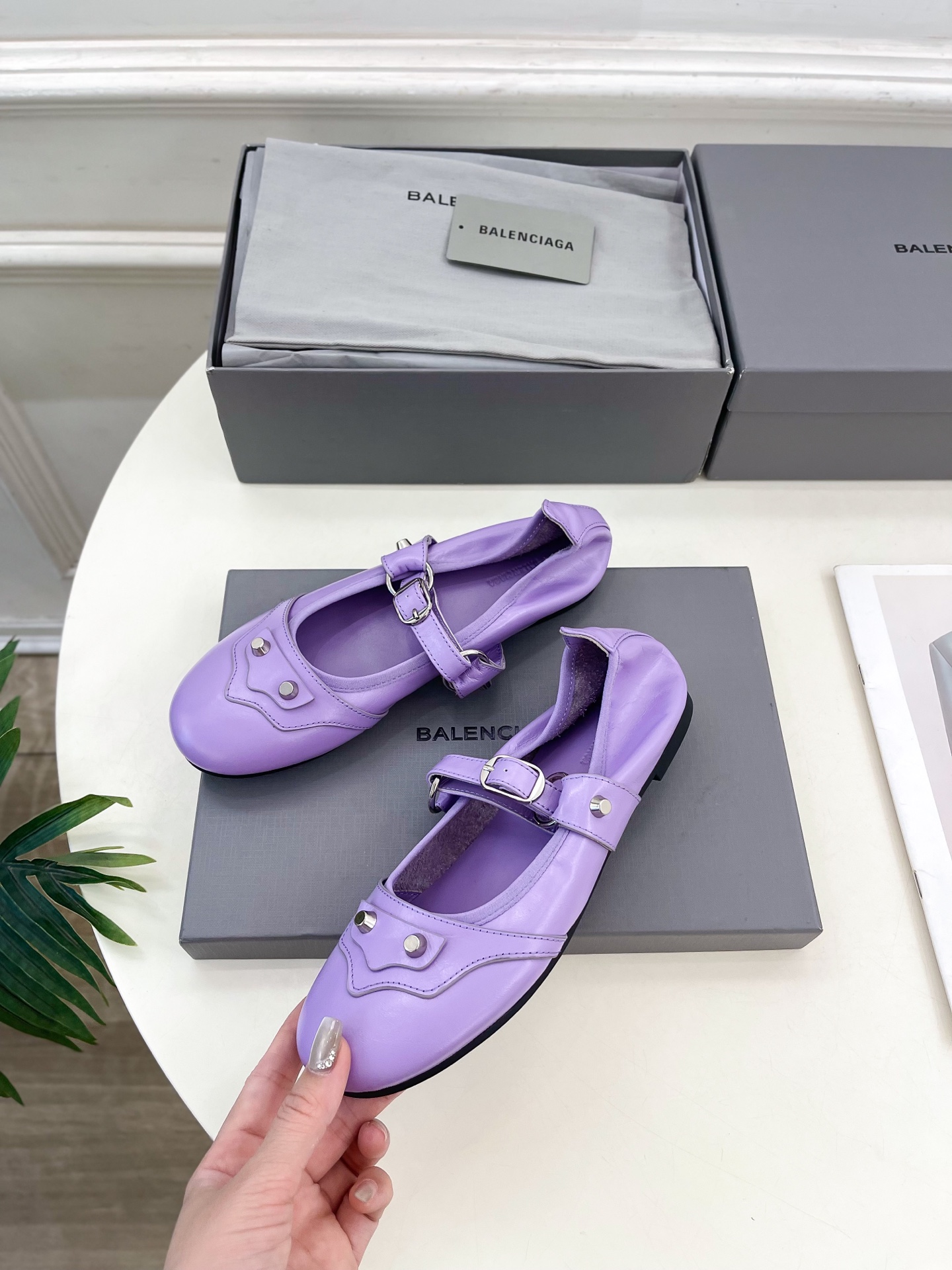 Balenciaga | 巴黎世家 25𝐬𝐬 

 ⭐️BS2025春夏新品 金属鉚钉玛丽珍平底芭蕾鞋
