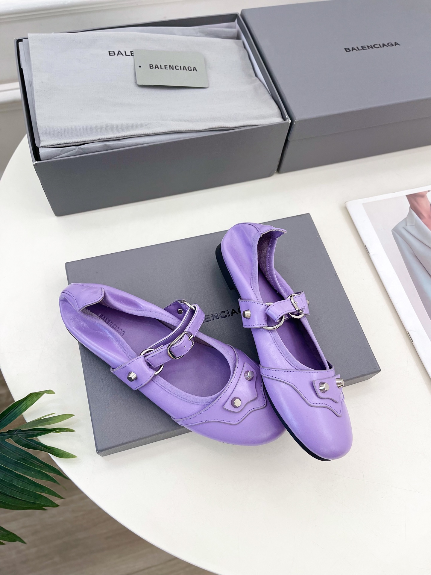 Balenciaga | 巴黎世家 25𝐬𝐬 

 ⭐️BS2025春夏新品 金属鉚钉玛丽珍平底芭蕾鞋
