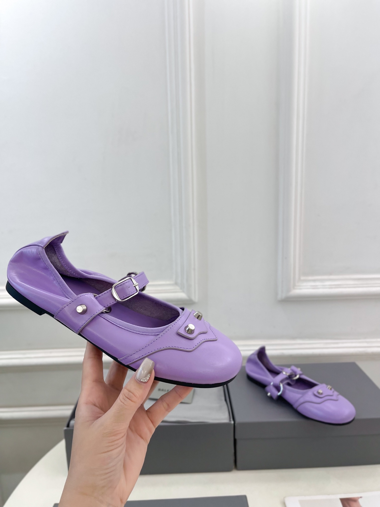 Balenciaga | 巴黎世家 25𝐬𝐬 

 ⭐️BS2025春夏新品 金属鉚钉玛丽珍平底芭蕾鞋
