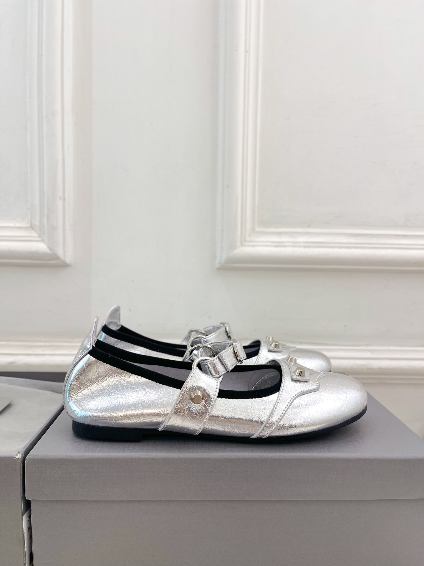 Balenciaga | 巴黎世家 25𝐬𝐬 

 ⭐️BS2025春夏新品 金属鉚钉玛丽珍平底芭蕾鞋
