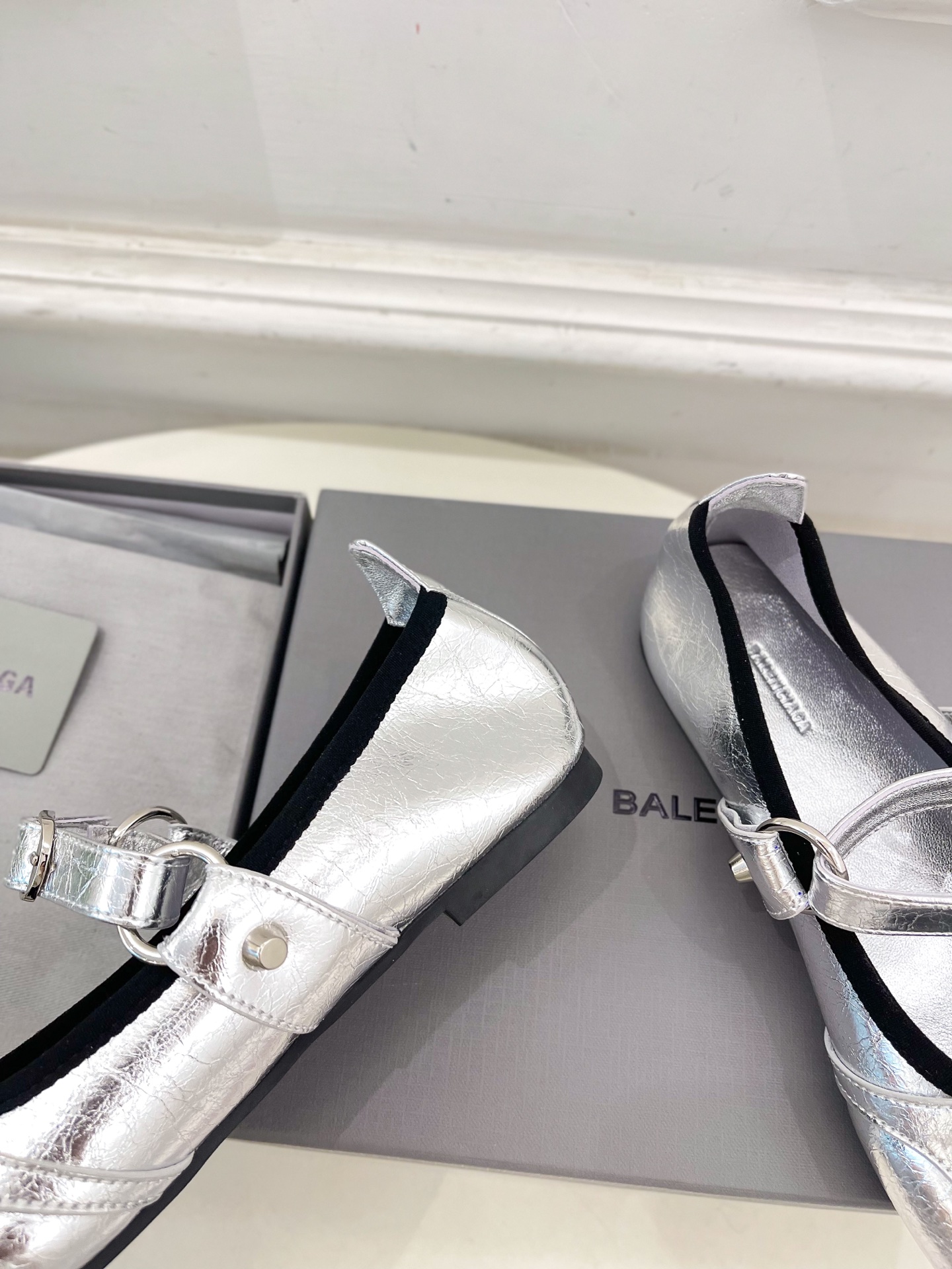 Balenciaga | 巴黎世家 25𝐬𝐬 

 ⭐️BS2025春夏新品 金属鉚钉玛丽珍平底芭蕾鞋
