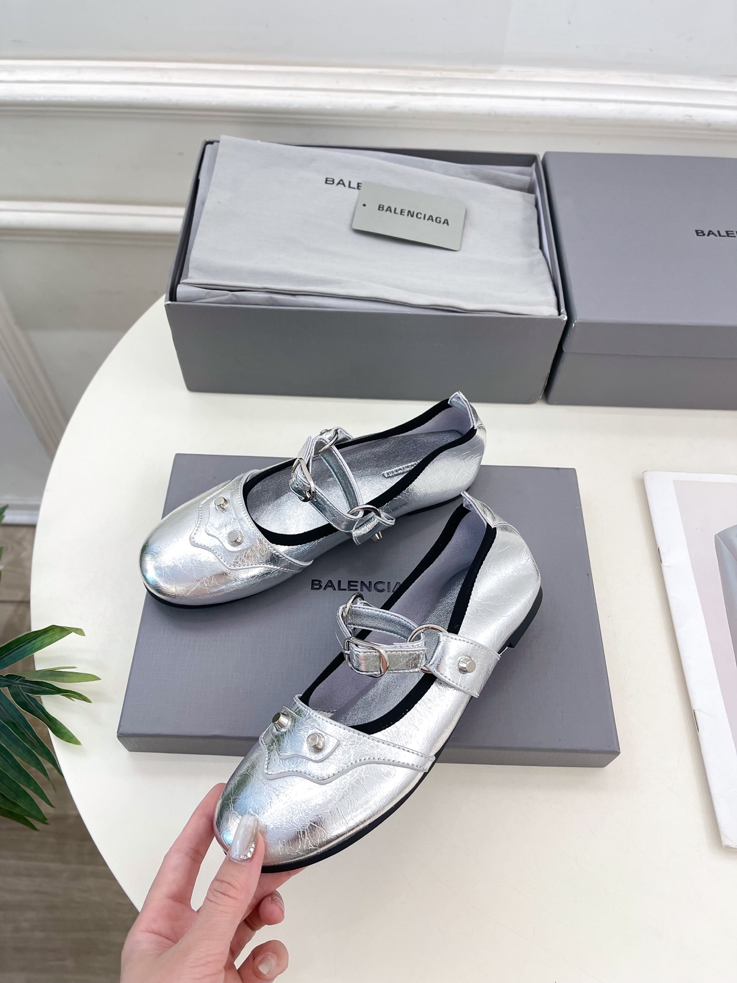 Balenciaga | 巴黎世家 25𝐬𝐬 

 ⭐️BS2025春夏新品 金属鉚钉玛丽珍平底芭蕾鞋
