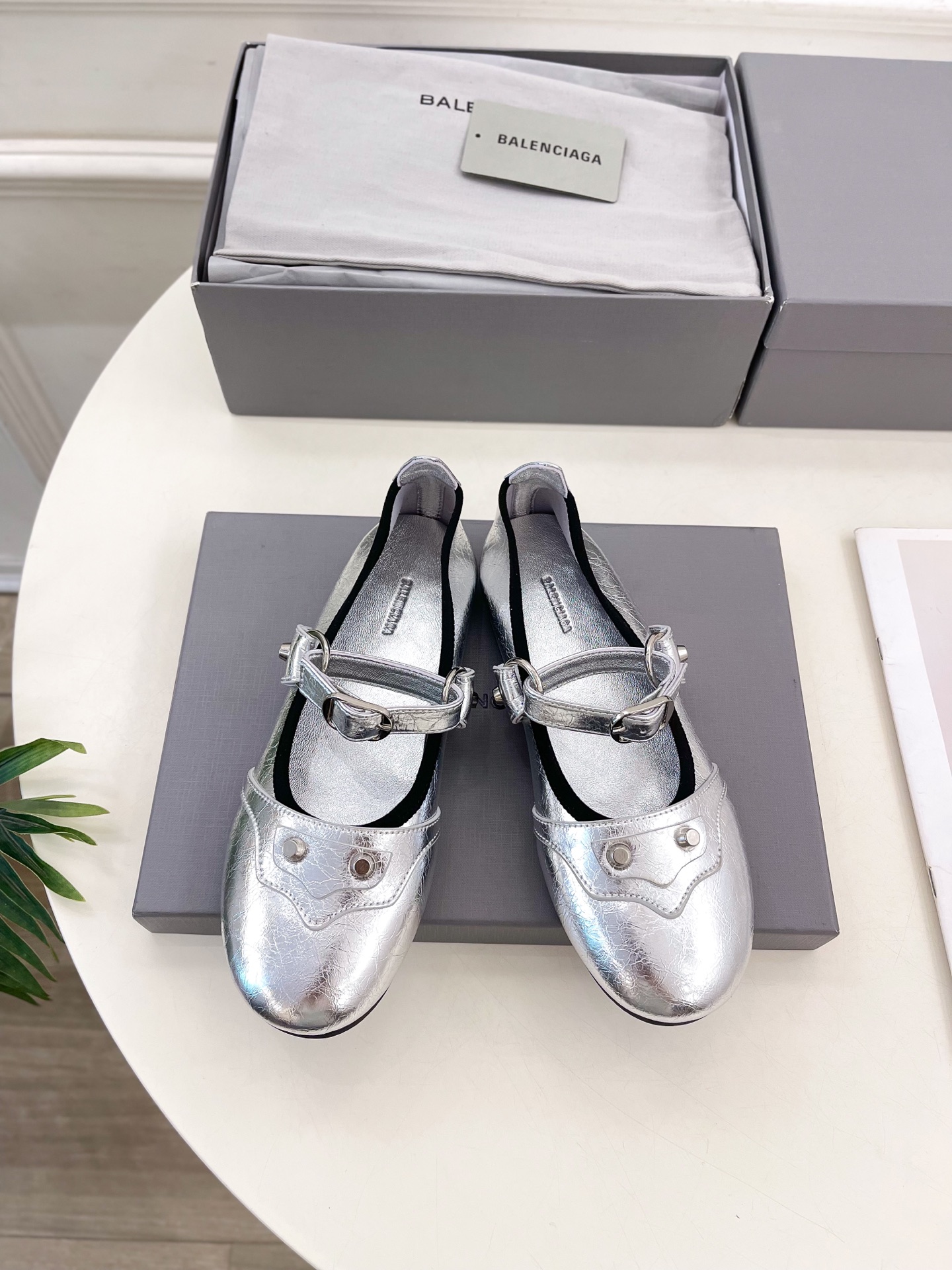 Balenciaga | 巴黎世家 25𝐬𝐬 

 ⭐️BS2025春夏新品 金属鉚钉玛丽珍平底芭蕾鞋
