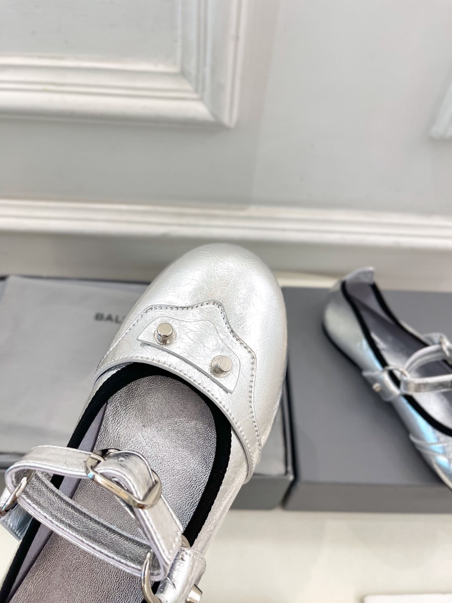Balenciaga | 巴黎世家 25𝐬𝐬 

 ⭐️BS2025春夏新品 金属鉚钉玛丽珍平底芭蕾鞋
