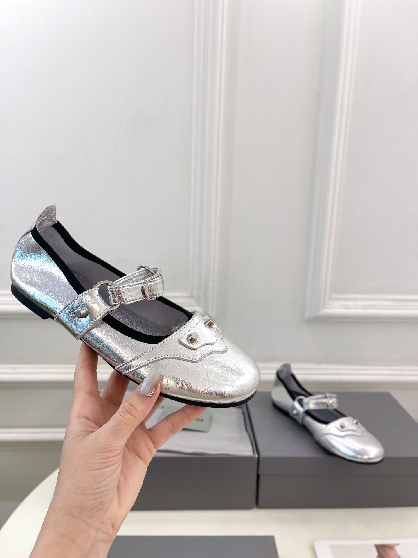 Balenciaga | 巴黎世家 25𝐬𝐬 

 ⭐️BS2025春夏新品 金属鉚钉玛丽珍平底芭蕾鞋
