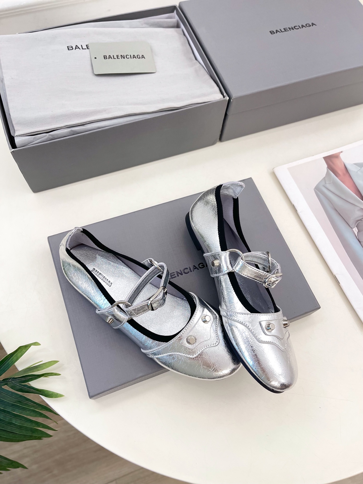 Balenciaga | 巴黎世家 25𝐬𝐬 

 ⭐️BS2025春夏新品 金属鉚钉玛丽珍平底芭蕾鞋
