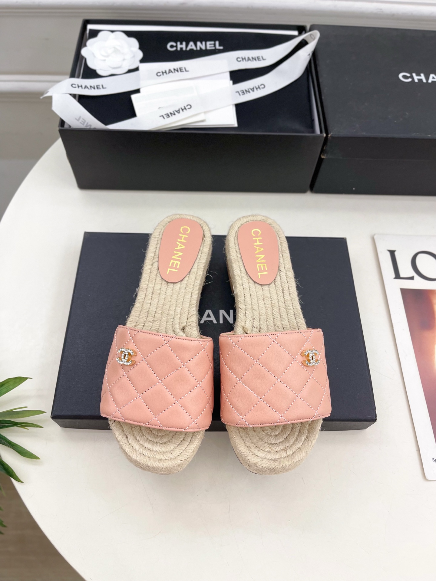 𝐂𝐇𝐀𝐍𝐄𝐋  | 小香  25𝐬𝐬 

🦋2025 春夏新品  专柜经典款 小香双C菱格麻绳厚底拖鞋系