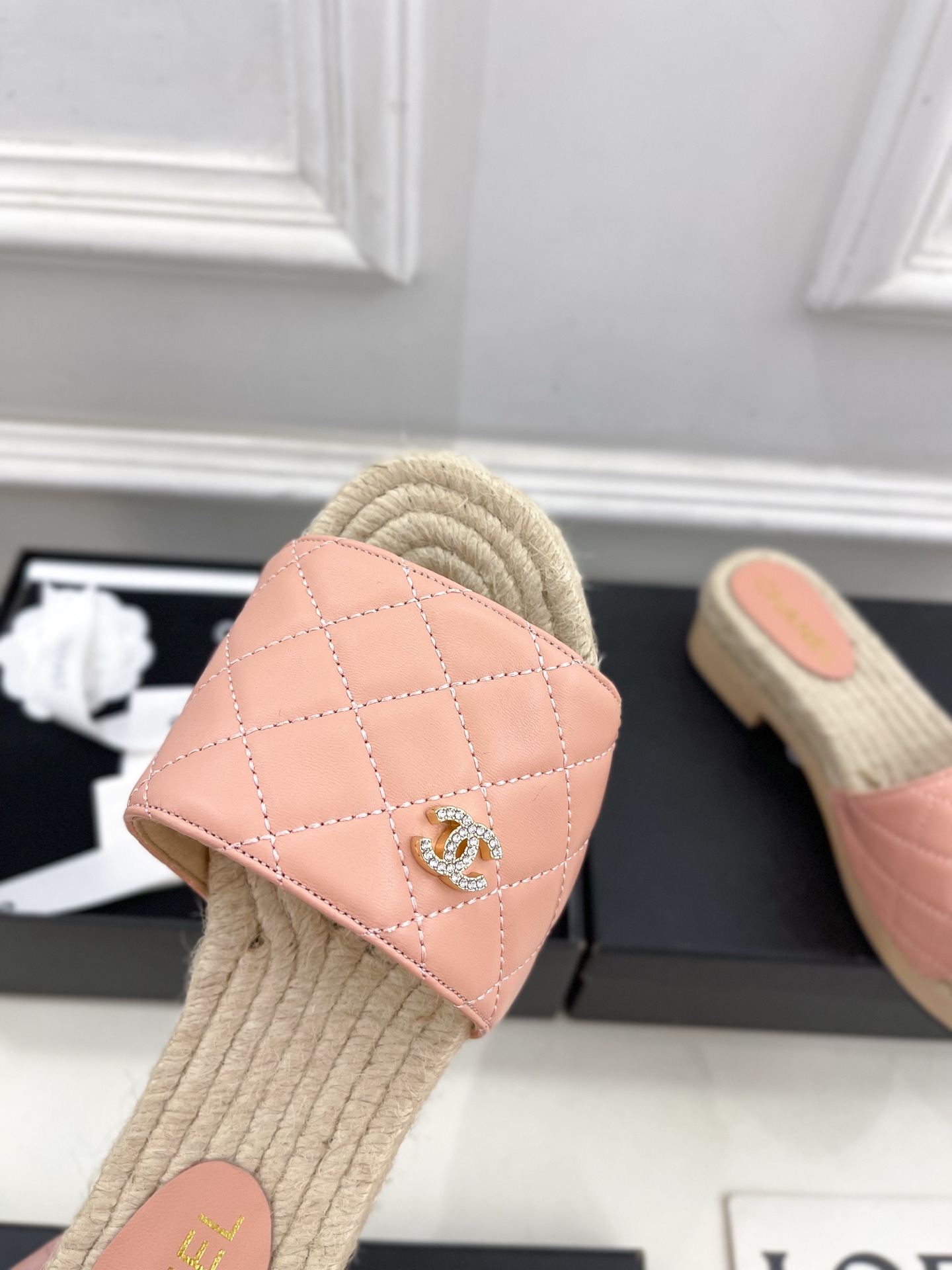 𝐂𝐇𝐀𝐍𝐄𝐋  | 小香  25𝐬𝐬 

🦋2025 春夏新品  专柜经典款 小香双C菱格麻绳厚底拖鞋系