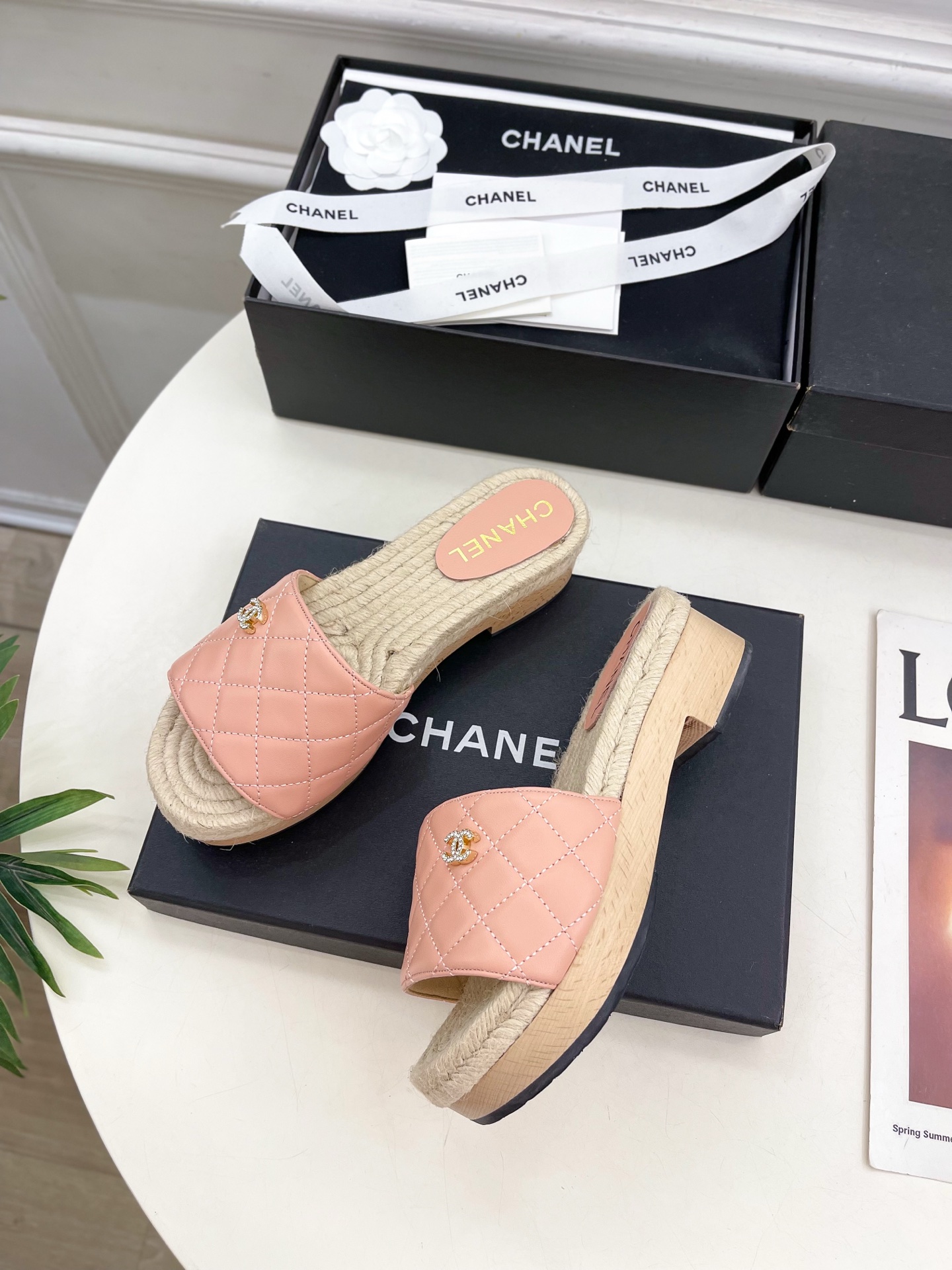 𝐂𝐇𝐀𝐍𝐄𝐋  | 小香  25𝐬𝐬 

🦋2025 春夏新品  专柜经典款 小香双C菱格麻绳厚底拖鞋系