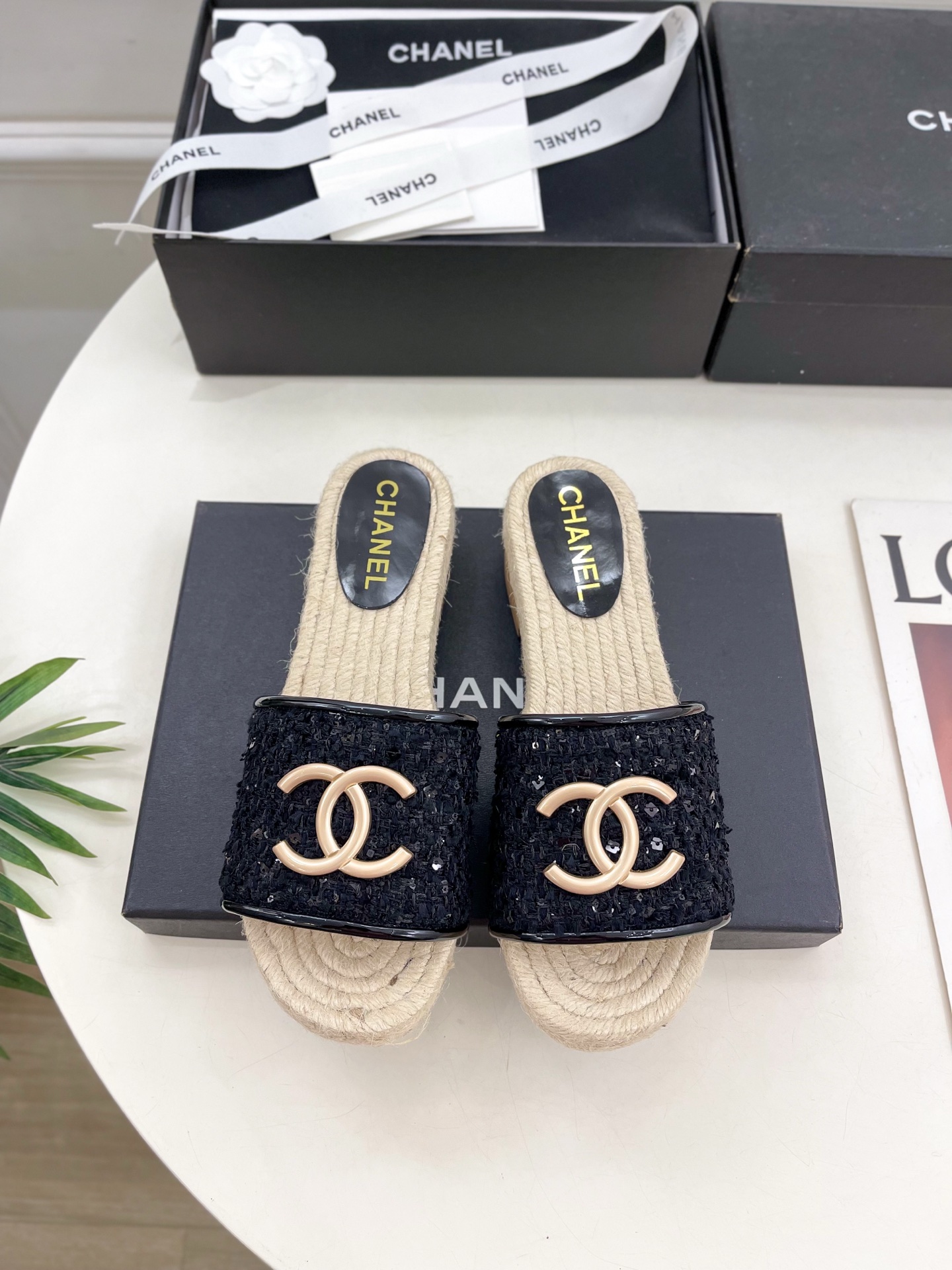 𝐂𝐇𝐀𝐍𝐄𝐋  | 小香  25𝐬𝐬 

🦋2025 春夏新品  专柜经典款 小香双C扣麻绳厚底拖鞋系列