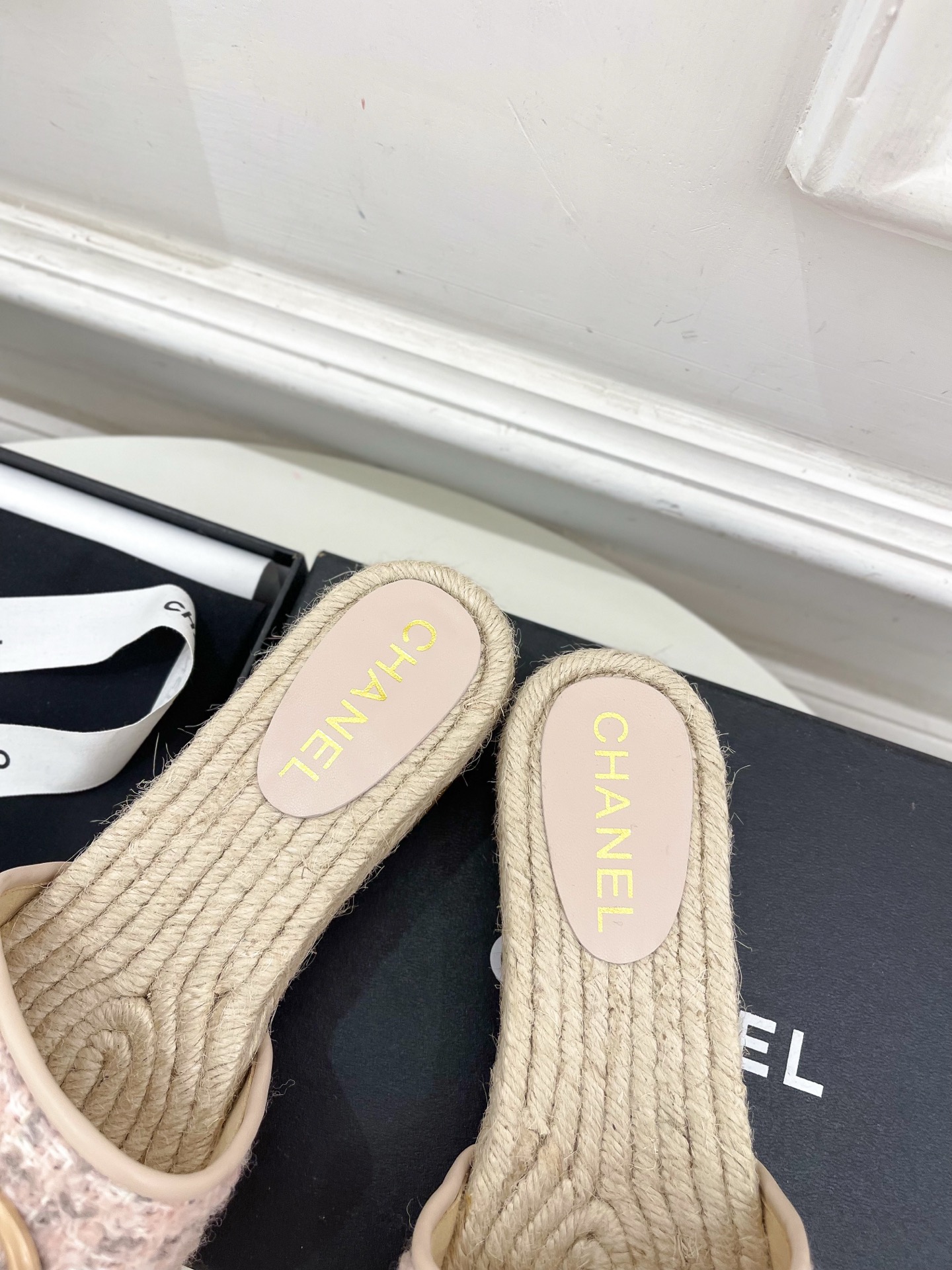 𝐂𝐇𝐀𝐍𝐄𝐋  | 小香  25𝐬𝐬 

🦋2025 春夏新品  专柜经典款 小香双C扣麻绳厚底拖鞋系列
