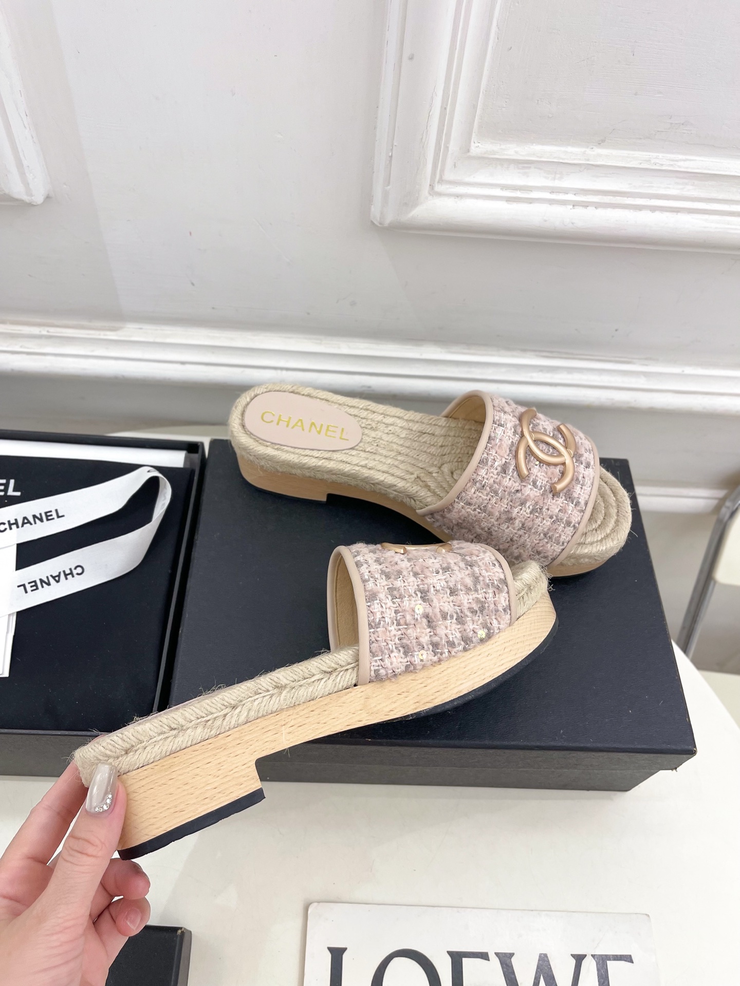 𝐂𝐇𝐀𝐍𝐄𝐋  | 小香  25𝐬𝐬 

🦋2025 春夏新品  专柜经典款 小香双C扣麻绳厚底拖鞋系列