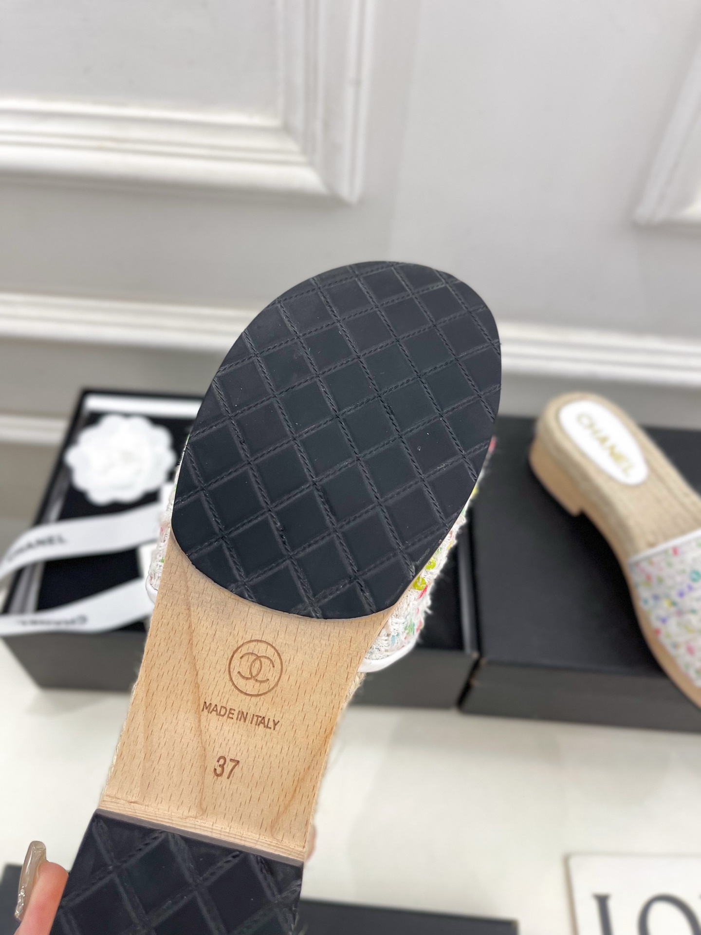 𝐂𝐇𝐀𝐍𝐄𝐋  | 小香  25𝐬𝐬 

🦋2025 春夏新品  专柜经典款 小香双C扣麻绳厚底拖鞋系列