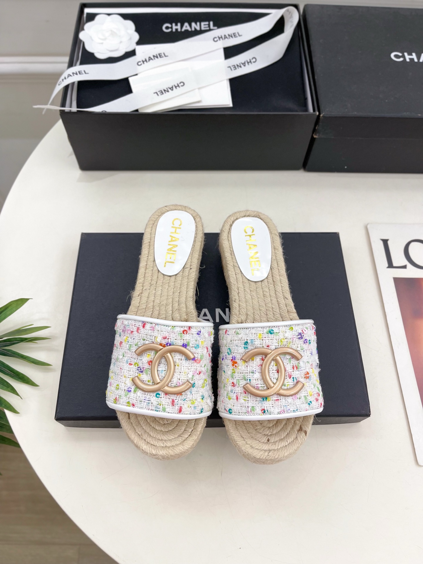 𝐂𝐇𝐀𝐍𝐄𝐋  | 小香  25𝐬𝐬 

🦋2025 春夏新品  专柜经典款 小香双C扣麻绳厚底拖鞋系列
