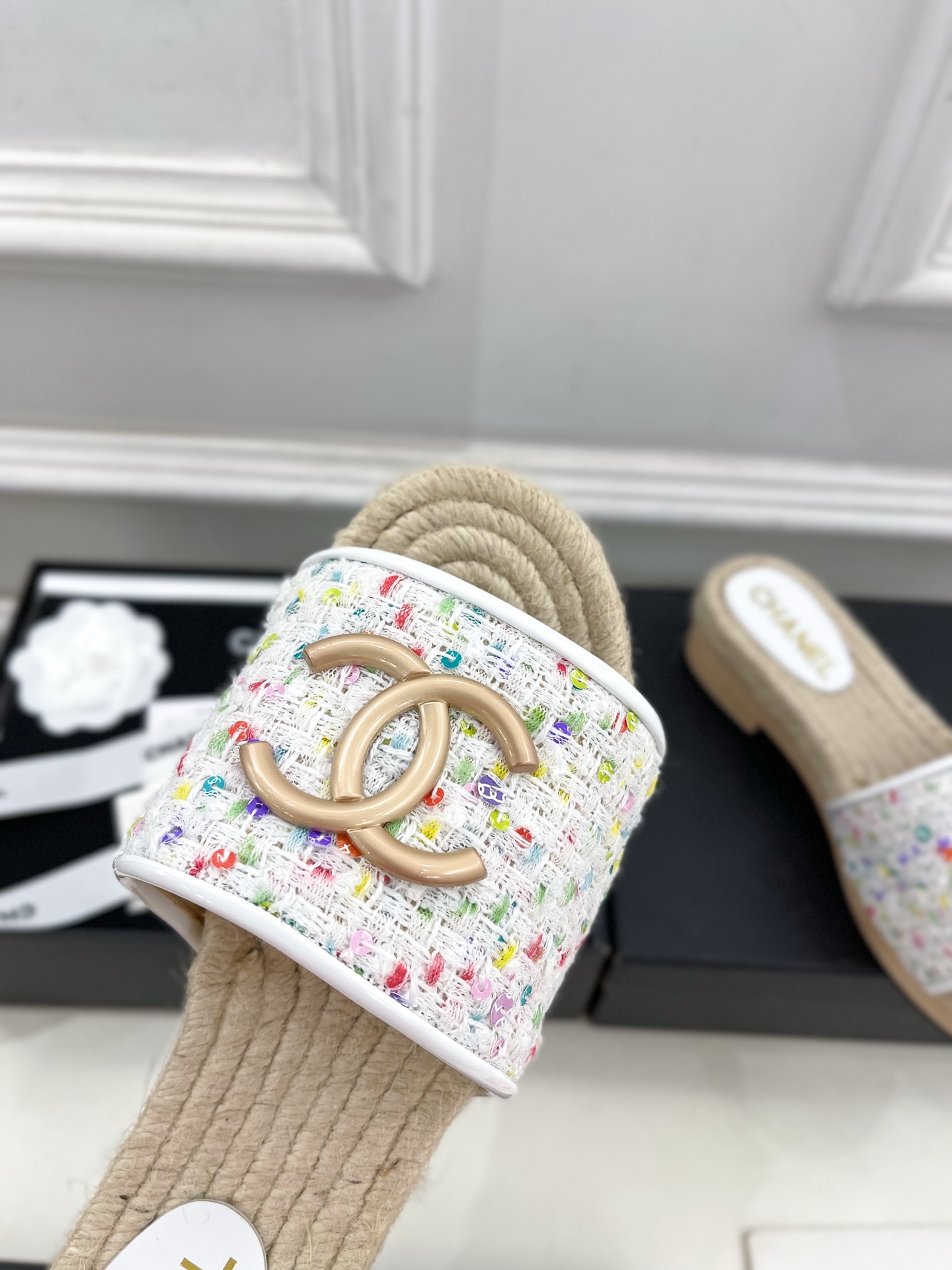 𝐂𝐇𝐀𝐍𝐄𝐋  | 小香  25𝐬𝐬 

🦋2025 春夏新品  专柜经典款 小香双C扣麻绳厚底拖鞋系列