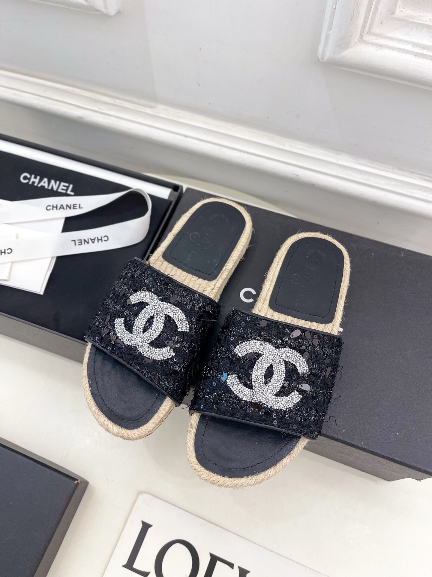 𝐂𝐇𝐀𝐍𝐄𝐋 | 小香 25𝐬𝐬
🦋2025 春夏新品 专柜经典款 小香水钻双C草编渔夫拖鞋系