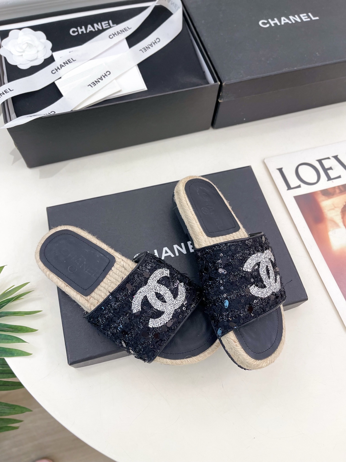 𝐂𝐇𝐀𝐍𝐄𝐋 | 小香 25𝐬𝐬
🦋2025 春夏新品 专柜经典款 小香水钻双C草编渔夫拖鞋系