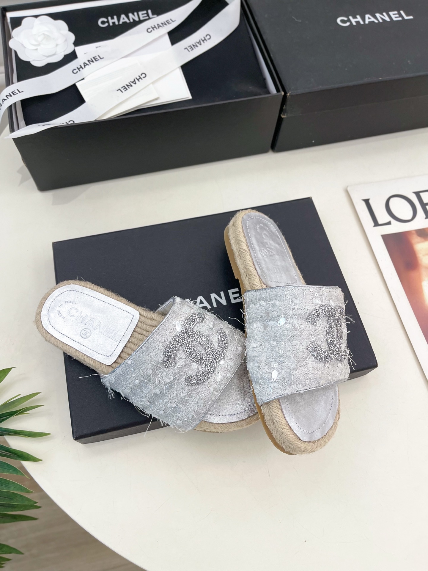 𝐂𝐇𝐀𝐍𝐄𝐋 | 小香 25𝐬𝐬
🦋2025 春夏新品 专柜经典款 小香水钻双C草编渔夫拖鞋系