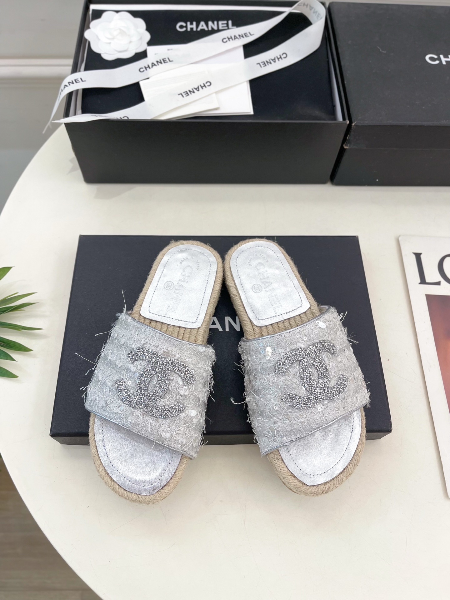 𝐂𝐇𝐀𝐍𝐄𝐋 | 小香 25𝐬𝐬
🦋2025 春夏新品 专柜经典款 小香水钻双C草编渔夫拖鞋系