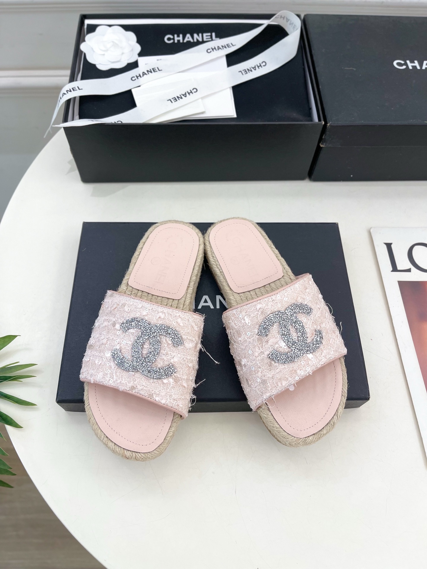 𝐂𝐇𝐀𝐍𝐄𝐋 | 小香 25𝐬𝐬
🦋2025 春夏新品 专柜经典款 小香水钻双C草编渔夫拖鞋系