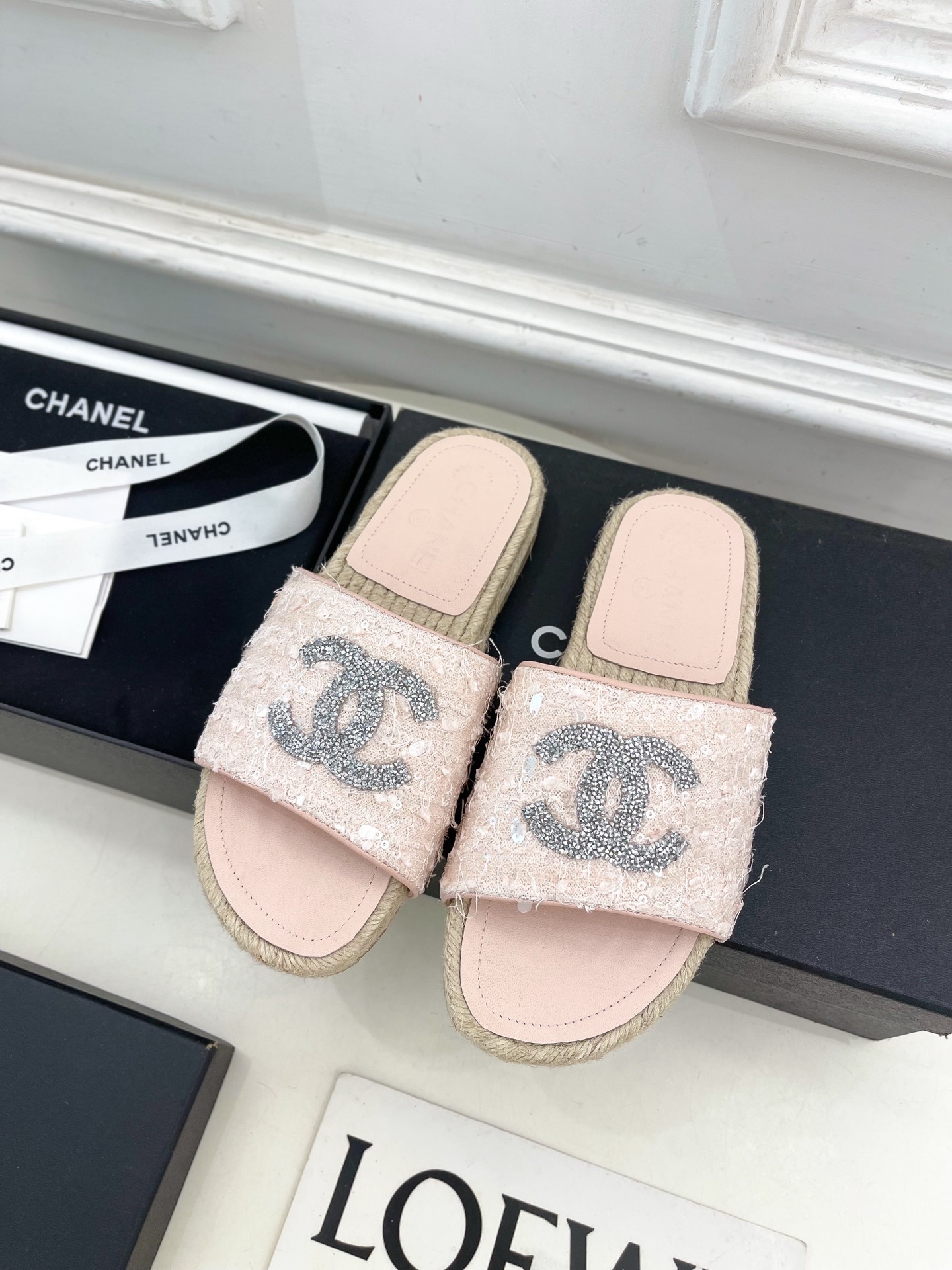 𝐂𝐇𝐀𝐍𝐄𝐋 | 小香 25𝐬𝐬
🦋2025 春夏新品 专柜经典款 小香水钻双C草编渔夫拖鞋系