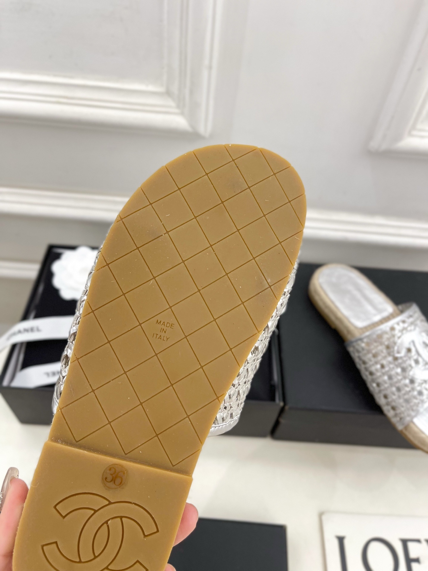 𝐂𝐇𝐀𝐍𝐄𝐋 | 小香 25𝐬𝐬
🦋2025 春夏新品 专柜经典款 小香双C镂空编织渔夫拖鞋系