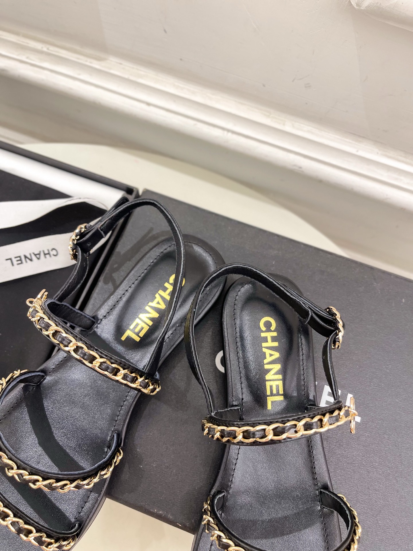 𝐂𝐇𝐀𝐍𝐄𝐋  | 小香  25𝐬𝐬 

🦋2025 春夏新品  专柜经典款 小香双C扣链条平底凉鞋系列