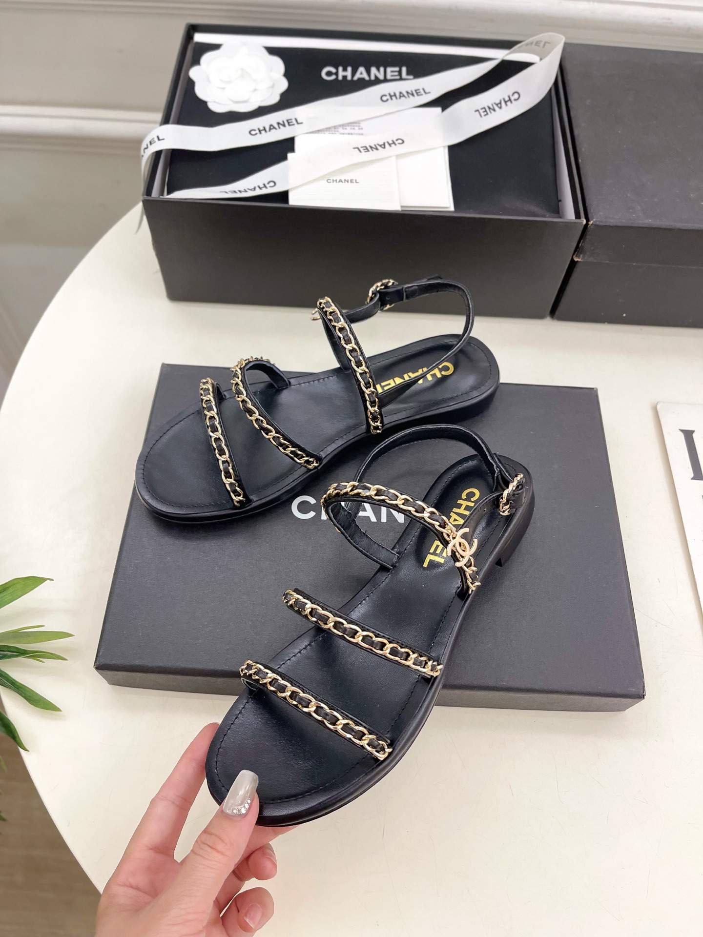 𝐂𝐇𝐀𝐍𝐄𝐋  | 小香  25𝐬𝐬 

🦋2025 春夏新品  专柜经典款 小香双C扣链条平底凉鞋系列