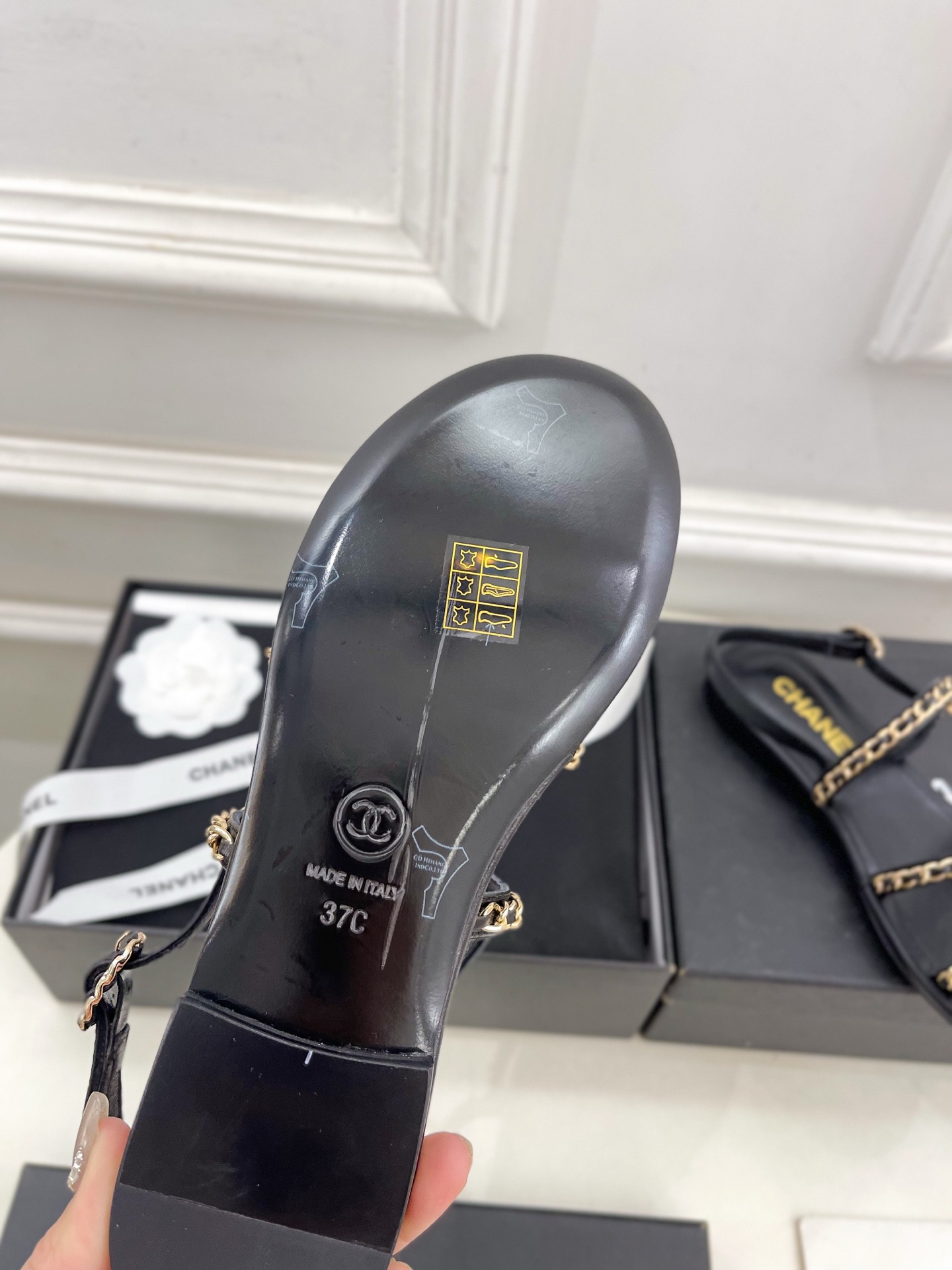 𝐂𝐇𝐀𝐍𝐄𝐋  | 小香  25𝐬𝐬 

🦋2025 春夏新品  专柜经典款 小香双C扣链条平底凉鞋系列