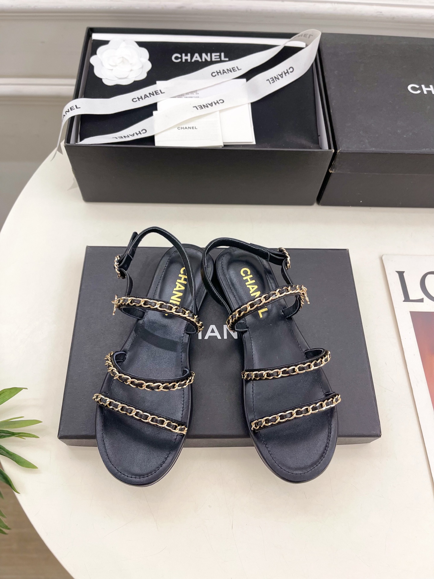 𝐂𝐇𝐀𝐍𝐄𝐋  | 小香  25𝐬𝐬 

🦋2025 春夏新品  专柜经典款 小香双C扣链条平底凉鞋系列