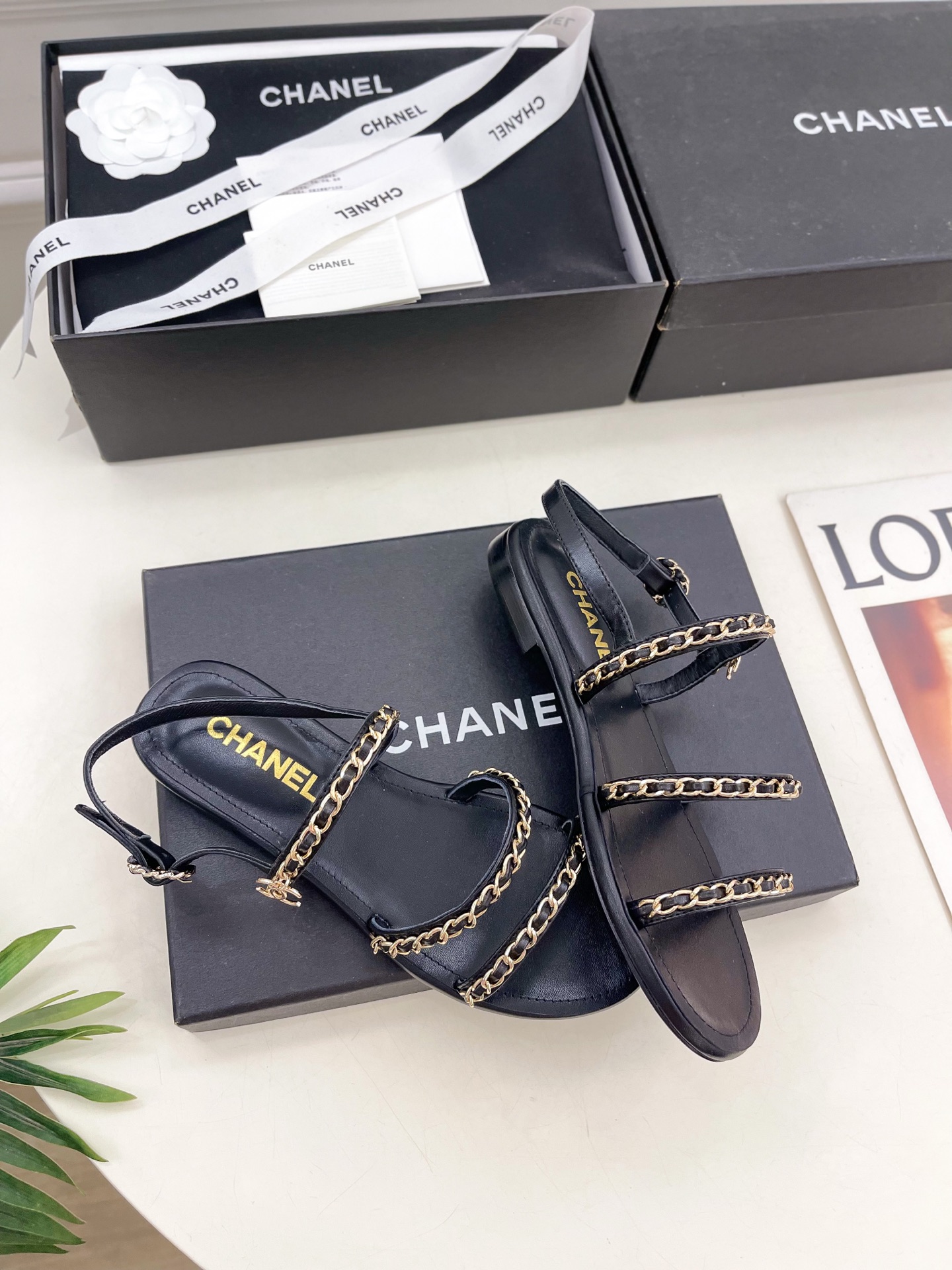 𝐂𝐇𝐀𝐍𝐄𝐋  | 小香  25𝐬𝐬 

🦋2025 春夏新品  专柜经典款 小香双C扣链条平底凉鞋系列