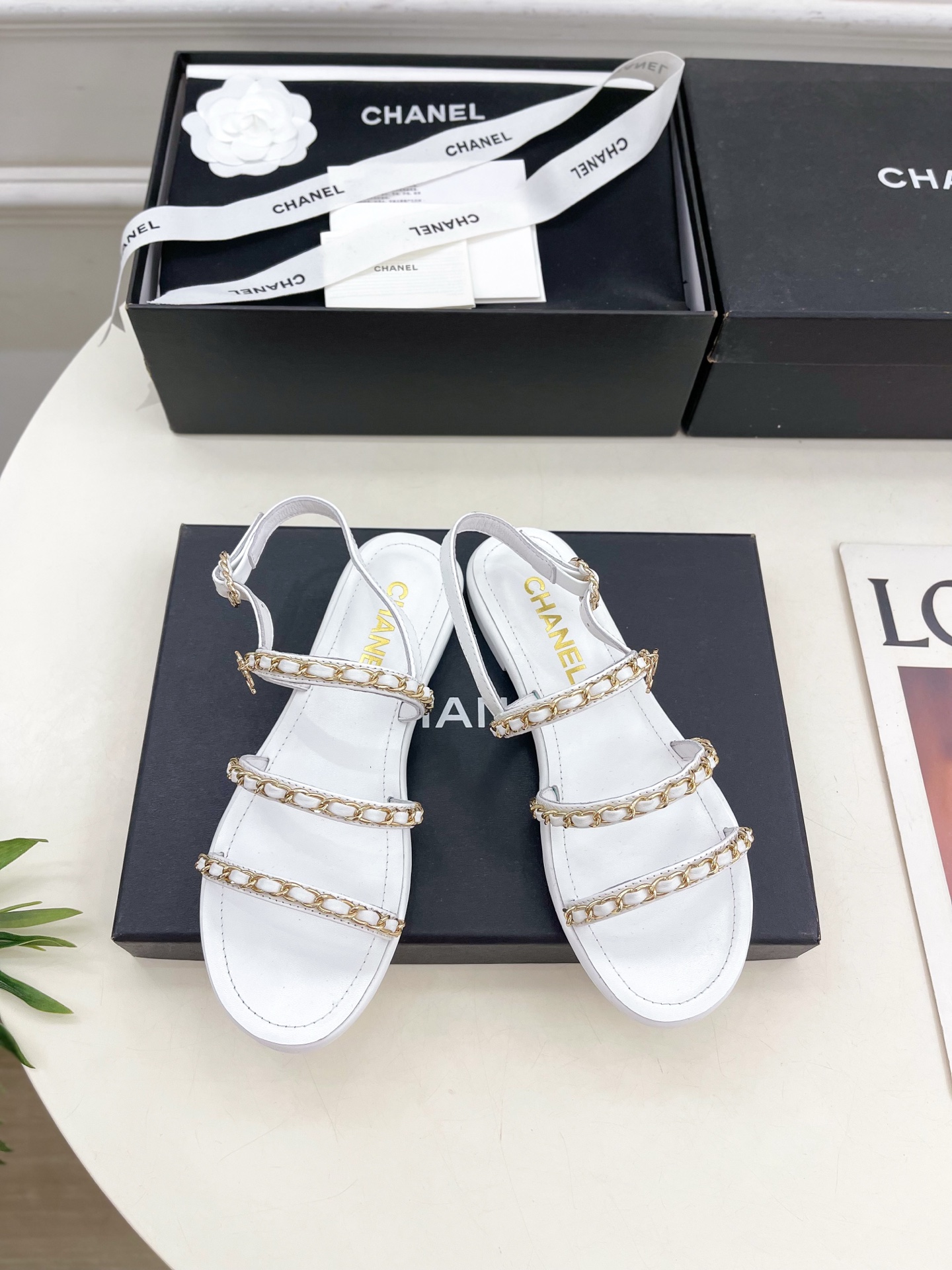 𝐂𝐇𝐀𝐍𝐄𝐋  | 小香  25𝐬𝐬 

🦋2025 春夏新品  专柜经典款 小香双C扣链条平底凉鞋系列