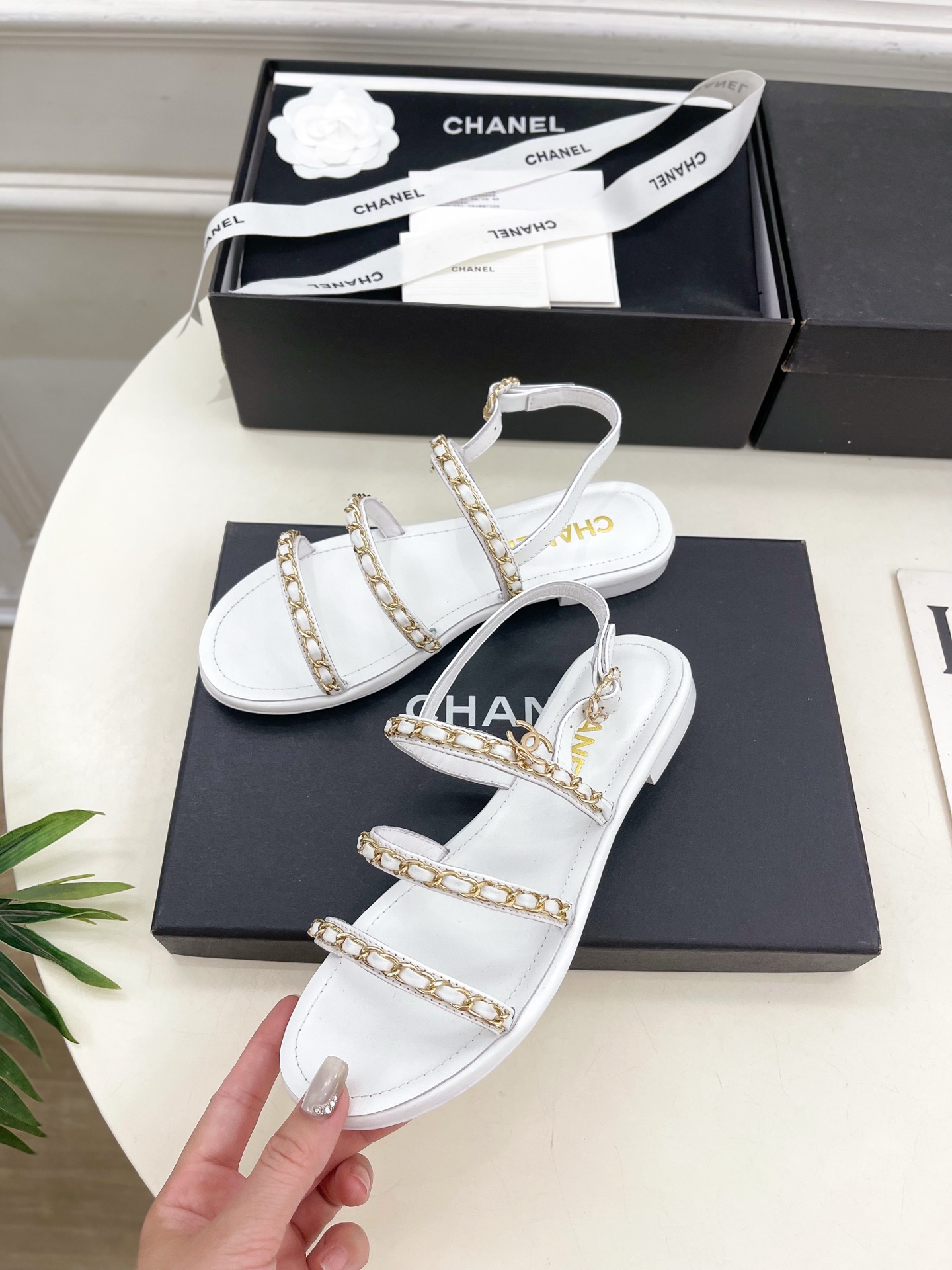 𝐂𝐇𝐀𝐍𝐄𝐋  | 小香  25𝐬𝐬 

🦋2025 春夏新品  专柜经典款 小香双C扣链条平底凉鞋系列