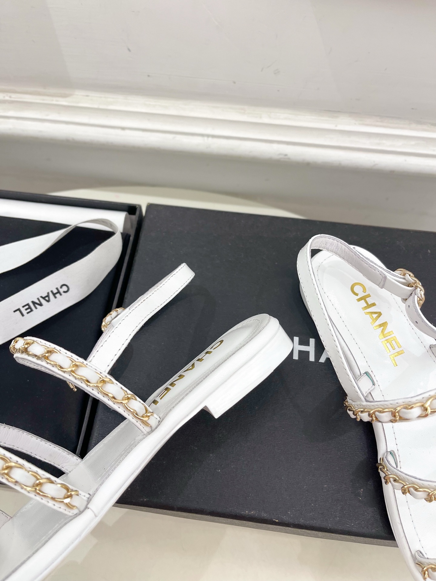 𝐂𝐇𝐀𝐍𝐄𝐋  | 小香  25𝐬𝐬 

🦋2025 春夏新品  专柜经典款 小香双C扣链条平底凉鞋系列
