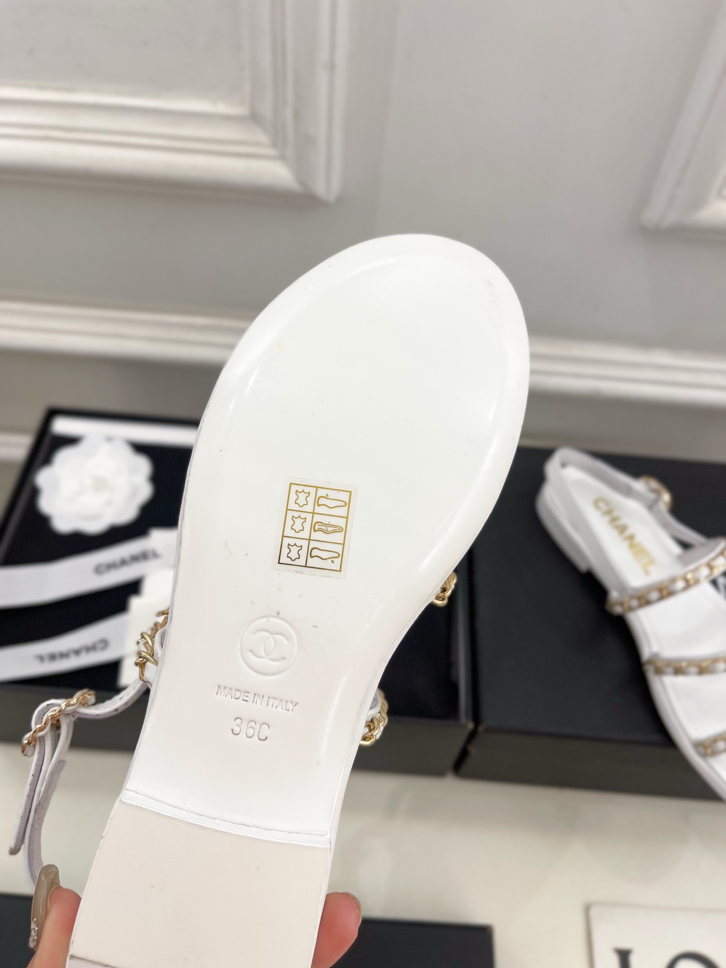 𝐂𝐇𝐀𝐍𝐄𝐋  | 小香  25𝐬𝐬 

🦋2025 春夏新品  专柜经典款 小香双C扣链条平底凉鞋系列