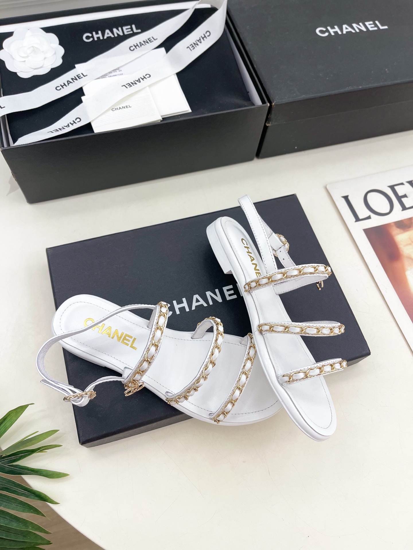 𝐂𝐇𝐀𝐍𝐄𝐋  | 小香  25𝐬𝐬 

🦋2025 春夏新品  专柜经典款 小香双C扣链条平底凉鞋系列