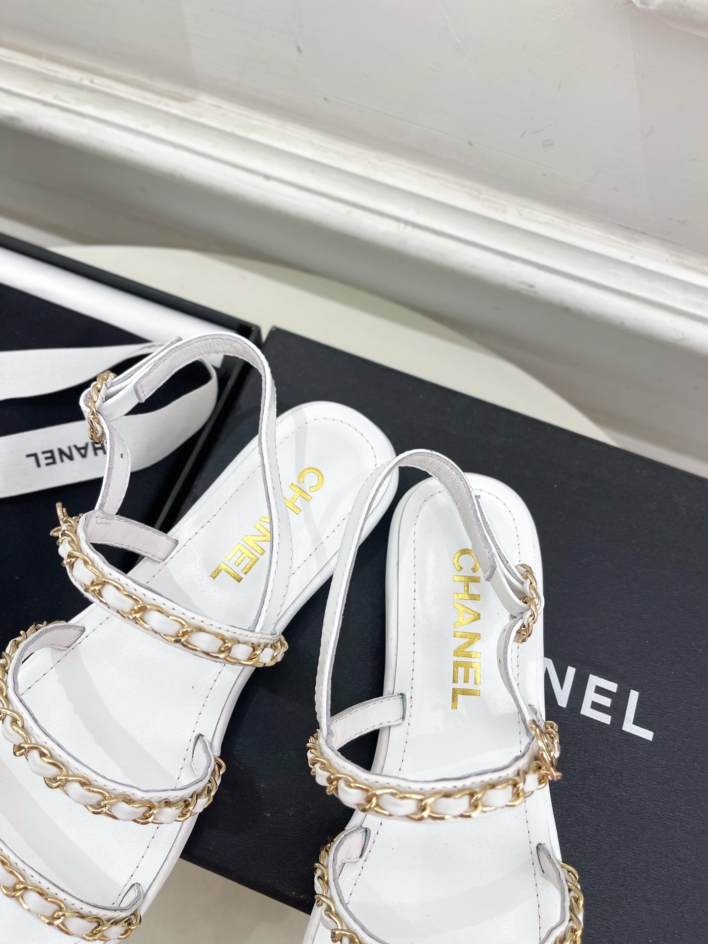 𝐂𝐇𝐀𝐍𝐄𝐋  | 小香  25𝐬𝐬 

🦋2025 春夏新品  专柜经典款 小香双C扣链条平底凉鞋系列