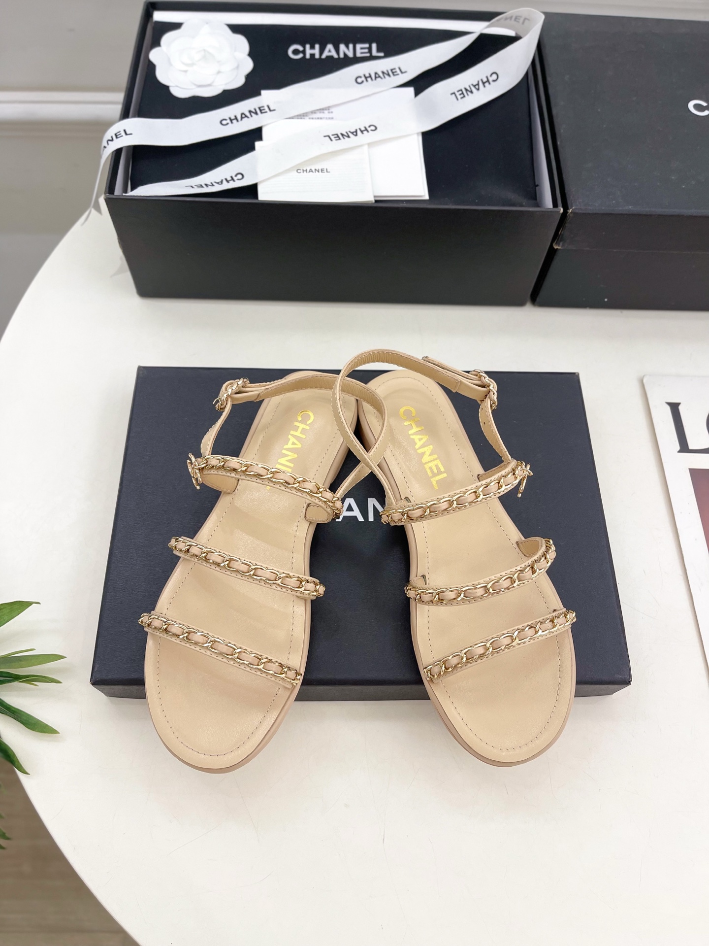 𝐂𝐇𝐀𝐍𝐄𝐋  | 小香  25𝐬𝐬 

🦋2025 春夏新品  专柜经典款 小香双C扣链条平底凉鞋系列